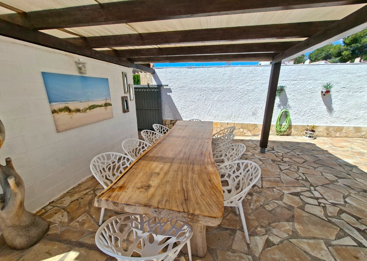 Villa avec 6 chambres, appartements indépendants et vues spectaculaires sur la mer  Nichée dans un environnement calme et privé, cette villa spectaculaire offre des vues imprenables sur la vallée, la montagne et la mer, alliant espace, confort et style de vie méditerranéen authentique. Avec une superficie construite de 284 m² et une orientation sud, la propriété est idéale tant comme résidence principale, deuxième maison ou investissement.  La maison principale dispose de zones de vie lumineuses en open space, un salon confortable connecté à une vaste naya vitrée et une cuisine moderne entièrement équipée avec des appareils électroménagers haut de gamme, une buanderie indépendante et un accès direct à une terrasse extérieure, parfaite pour profiter des repas en plein air. Elle comprend quatre grandes chambres doubles et deux salles de bains, ainsi qu'une spectaculaire terrasse solarium avec vue panoramique sur la mer et les montagnes.  La propriété inclut également deux appartements complètement indépendants, chacun avec une chambre, une salle de bain, une cuisine équipée et un salon, offrant un espace idéal pour les invités, la famille ou comme hébergement touristique.  À l'extérieur, la piscine s'intègre harmonieusement entre la maison principale et les appartements, créant une atmosphère unique avec intimité pour chaque espace. De plus, la villa dispose de vastes terrasses, de jardins, de plusieurs zones de repos, de deux espaces barbecue et d'espaces conçus pour profiter du climat méditerranéen tout au long de l'année.  Parmi ses prestations, on note la climatisation et le chauffage dans toutes les pièces, ainsi qu'une connexion WiFi haut débit.