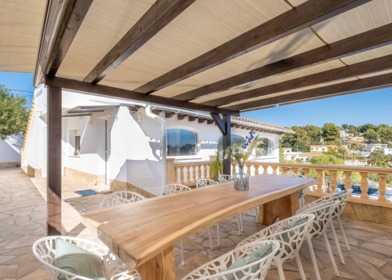 Villa avec 6 chambres, appartements indépendants et vues spectaculaires sur la mer  Nichée dans un environnement calme et privé, cette villa spectaculaire offre des vues imprenables sur la vallée, la montagne et la mer, alliant espace, confort et style de vie méditerranéen authentique. Avec une superficie construite de 284 m² et une orientation sud, la propriété est idéale tant comme résidence principale, deuxième maison ou investissement.  La maison principale dispose de zones de vie lumineuses en open space, un salon confortable connecté à une vaste naya vitrée et une cuisine moderne entièrement équipée avec des appareils électroménagers haut de gamme, une buanderie indépendante et un accès direct à une terrasse extérieure, parfaite pour profiter des repas en plein air. Elle comprend quatre grandes chambres doubles et deux salles de bains, ainsi qu'une spectaculaire terrasse solarium avec vue panoramique sur la mer et les montagnes.  La propriété inclut également deux appartements complètement indépendants, chacun avec une chambre, une salle de bain, une cuisine équipée et un salon, offrant un espace idéal pour les invités, la famille ou comme hébergement touristique.  À l'extérieur, la piscine s'intègre harmonieusement entre la maison principale et les appartements, créant une atmosphère unique avec intimité pour chaque espace. De plus, la villa dispose de vastes terrasses, de jardins, de plusieurs zones de repos, de deux espaces barbecue et d'espaces conçus pour profiter du climat méditerranéen tout au long de l'année.  Parmi ses prestations, on note la climatisation et le chauffage dans toutes les pièces, ainsi qu'une connexion WiFi haut débit.