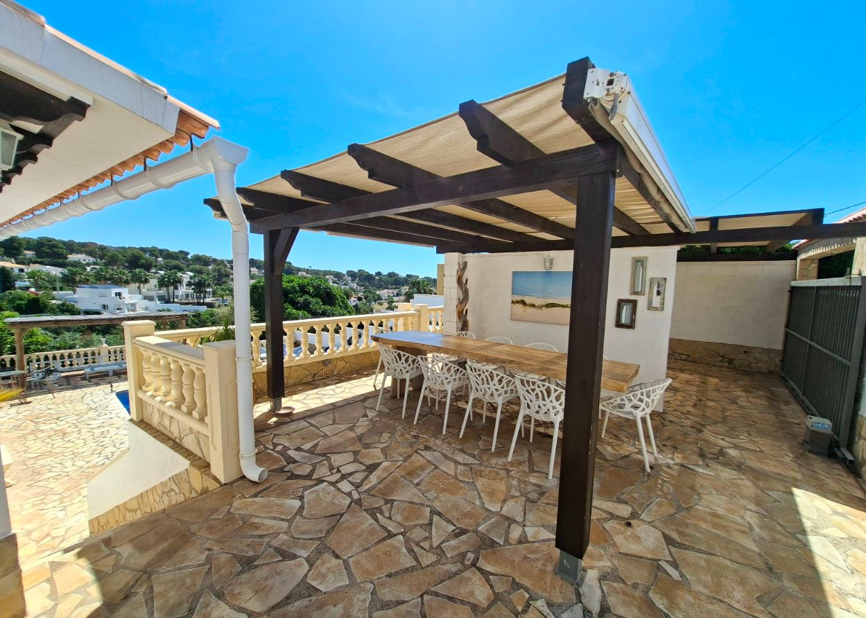 Villa avec 6 chambres, appartements indépendants et vues spectaculaires sur la mer  Nichée dans un environnement calme et privé, cette villa spectaculaire offre des vues imprenables sur la vallée, la montagne et la mer, alliant espace, confort et style de vie méditerranéen authentique. Avec une superficie construite de 284 m² et une orientation sud, la propriété est idéale tant comme résidence principale, deuxième maison ou investissement.  La maison principale dispose de zones de vie lumineuses en open space, un salon confortable connecté à une vaste naya vitrée et une cuisine moderne entièrement équipée avec des appareils électroménagers haut de gamme, une buanderie indépendante et un accès direct à une terrasse extérieure, parfaite pour profiter des repas en plein air. Elle comprend quatre grandes chambres doubles et deux salles de bains, ainsi qu'une spectaculaire terrasse solarium avec vue panoramique sur la mer et les montagnes.  La propriété inclut également deux appartements complètement indépendants, chacun avec une chambre, une salle de bain, une cuisine équipée et un salon, offrant un espace idéal pour les invités, la famille ou comme hébergement touristique.  À l'extérieur, la piscine s'intègre harmonieusement entre la maison principale et les appartements, créant une atmosphère unique avec intimité pour chaque espace. De plus, la villa dispose de vastes terrasses, de jardins, de plusieurs zones de repos, de deux espaces barbecue et d'espaces conçus pour profiter du climat méditerranéen tout au long de l'année.  Parmi ses prestations, on note la climatisation et le chauffage dans toutes les pièces, ainsi qu'une connexion WiFi haut débit.