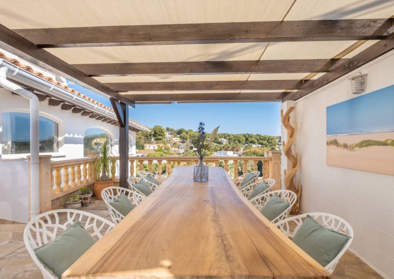 Villa avec 6 chambres, appartements indépendants et vues spectaculaires sur la mer  Nichée dans un environnement calme et privé, cette villa spectaculaire offre des vues imprenables sur la vallée, la montagne et la mer, alliant espace, confort et style de vie méditerranéen authentique. Avec une superficie construite de 284 m² et une orientation sud, la propriété est idéale tant comme résidence principale, deuxième maison ou investissement.  La maison principale dispose de zones de vie lumineuses en open space, un salon confortable connecté à une vaste naya vitrée et une cuisine moderne entièrement équipée avec des appareils électroménagers haut de gamme, une buanderie indépendante et un accès direct à une terrasse extérieure, parfaite pour profiter des repas en plein air. Elle comprend quatre grandes chambres doubles et deux salles de bains, ainsi qu'une spectaculaire terrasse solarium avec vue panoramique sur la mer et les montagnes.  La propriété inclut également deux appartements complètement indépendants, chacun avec une chambre, une salle de bain, une cuisine équipée et un salon, offrant un espace idéal pour les invités, la famille ou comme hébergement touristique.  À l'extérieur, la piscine s'intègre harmonieusement entre la maison principale et les appartements, créant une atmosphère unique avec intimité pour chaque espace. De plus, la villa dispose de vastes terrasses, de jardins, de plusieurs zones de repos, de deux espaces barbecue et d'espaces conçus pour profiter du climat méditerranéen tout au long de l'année.  Parmi ses prestations, on note la climatisation et le chauffage dans toutes les pièces, ainsi qu'une connexion WiFi haut débit.