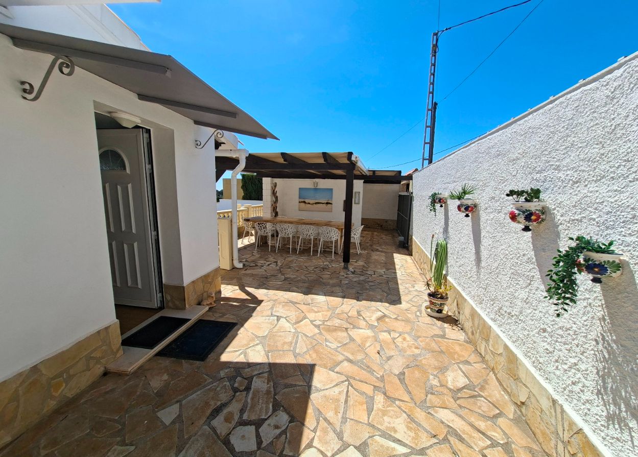 Villa avec 6 chambres, appartements indépendants et vues spectaculaires sur la mer  Nichée dans un environnement calme et privé, cette villa spectaculaire offre des vues imprenables sur la vallée, la montagne et la mer, alliant espace, confort et style de vie méditerranéen authentique. Avec une superficie construite de 284 m² et une orientation sud, la propriété est idéale tant comme résidence principale, deuxième maison ou investissement.  La maison principale dispose de zones de vie lumineuses en open space, un salon confortable connecté à une vaste naya vitrée et une cuisine moderne entièrement équipée avec des appareils électroménagers haut de gamme, une buanderie indépendante et un accès direct à une terrasse extérieure, parfaite pour profiter des repas en plein air. Elle comprend quatre grandes chambres doubles et deux salles de bains, ainsi qu'une spectaculaire terrasse solarium avec vue panoramique sur la mer et les montagnes.  La propriété inclut également deux appartements complètement indépendants, chacun avec une chambre, une salle de bain, une cuisine équipée et un salon, offrant un espace idéal pour les invités, la famille ou comme hébergement touristique.  À l'extérieur, la piscine s'intègre harmonieusement entre la maison principale et les appartements, créant une atmosphère unique avec intimité pour chaque espace. De plus, la villa dispose de vastes terrasses, de jardins, de plusieurs zones de repos, de deux espaces barbecue et d'espaces conçus pour profiter du climat méditerranéen tout au long de l'année.  Parmi ses prestations, on note la climatisation et le chauffage dans toutes les pièces, ainsi qu'une connexion WiFi haut débit.