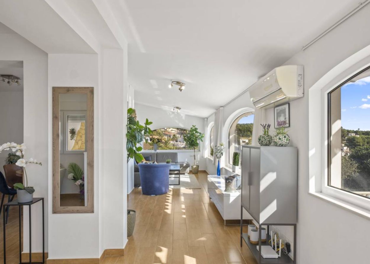 Villa avec 6 chambres, appartements indépendants et vues spectaculaires sur la mer  Nichée dans un environnement calme et privé, cette villa spectaculaire offre des vues imprenables sur la vallée, la montagne et la mer, alliant espace, confort et style de vie méditerranéen authentique. Avec une superficie construite de 284 m² et une orientation sud, la propriété est idéale tant comme résidence principale, deuxième maison ou investissement.  La maison principale dispose de zones de vie lumineuses en open space, un salon confortable connecté à une vaste naya vitrée et une cuisine moderne entièrement équipée avec des appareils électroménagers haut de gamme, une buanderie indépendante et un accès direct à une terrasse extérieure, parfaite pour profiter des repas en plein air. Elle comprend quatre grandes chambres doubles et deux salles de bains, ainsi qu'une spectaculaire terrasse solarium avec vue panoramique sur la mer et les montagnes.  La propriété inclut également deux appartements complètement indépendants, chacun avec une chambre, une salle de bain, une cuisine équipée et un salon, offrant un espace idéal pour les invités, la famille ou comme hébergement touristique.  À l'extérieur, la piscine s'intègre harmonieusement entre la maison principale et les appartements, créant une atmosphère unique avec intimité pour chaque espace. De plus, la villa dispose de vastes terrasses, de jardins, de plusieurs zones de repos, de deux espaces barbecue et d'espaces conçus pour profiter du climat méditerranéen tout au long de l'année.  Parmi ses prestations, on note la climatisation et le chauffage dans toutes les pièces, ainsi qu'une connexion WiFi haut débit.