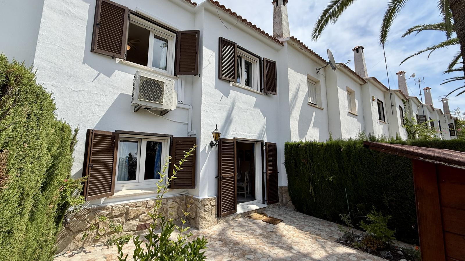 Acogedor bungalow con piscina comunitaria a solo 1 km de la playa
