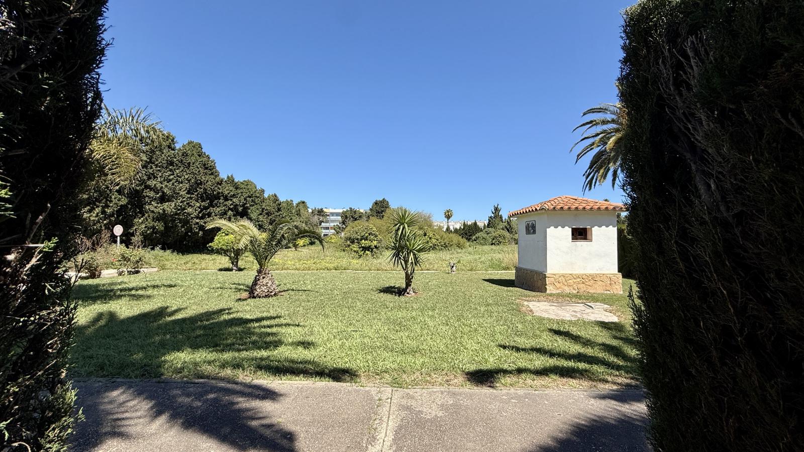 Acogedor bungalow con piscina comunitaria a solo 1 km de la playa