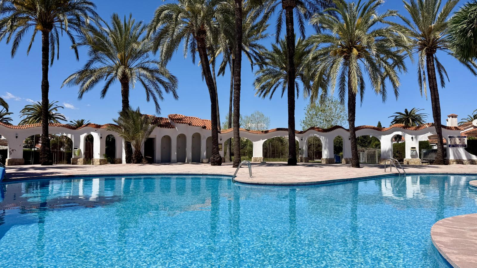 Acogedor bungalow con piscina comunitaria a solo 1 km de la playa