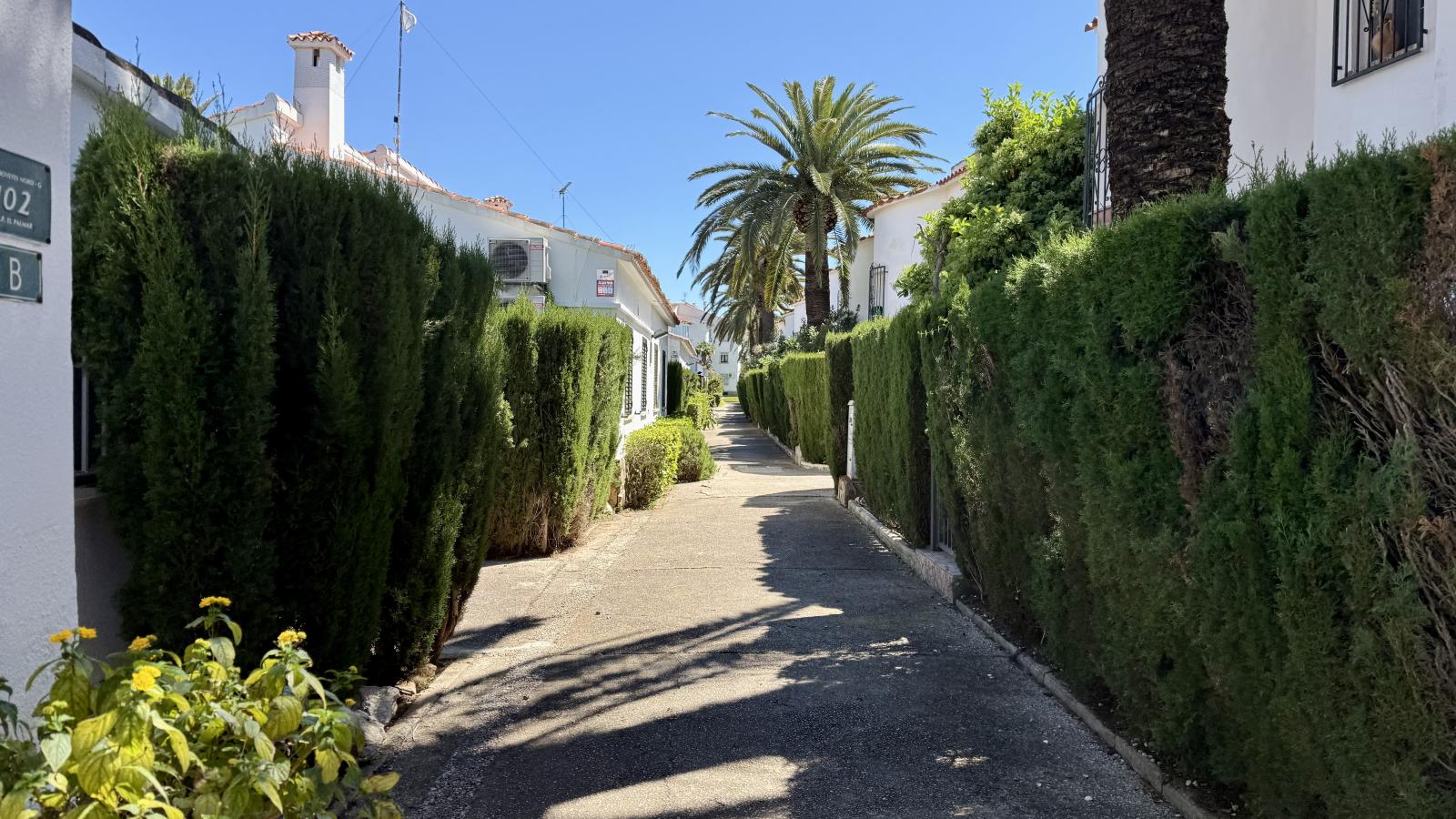 Acogedor bungalow con piscina comunitaria a solo 1 km de la playa