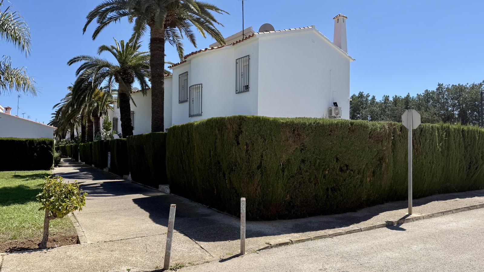 Acogedor bungalow con piscina comunitaria a solo 1 km de la playa