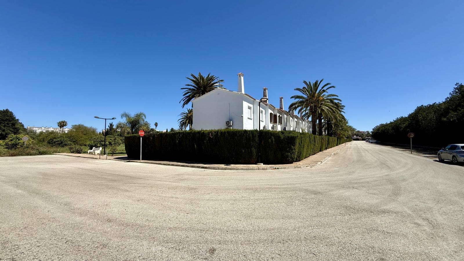 Acogedor bungalow con piscina comunitaria a solo 1 km de la playa