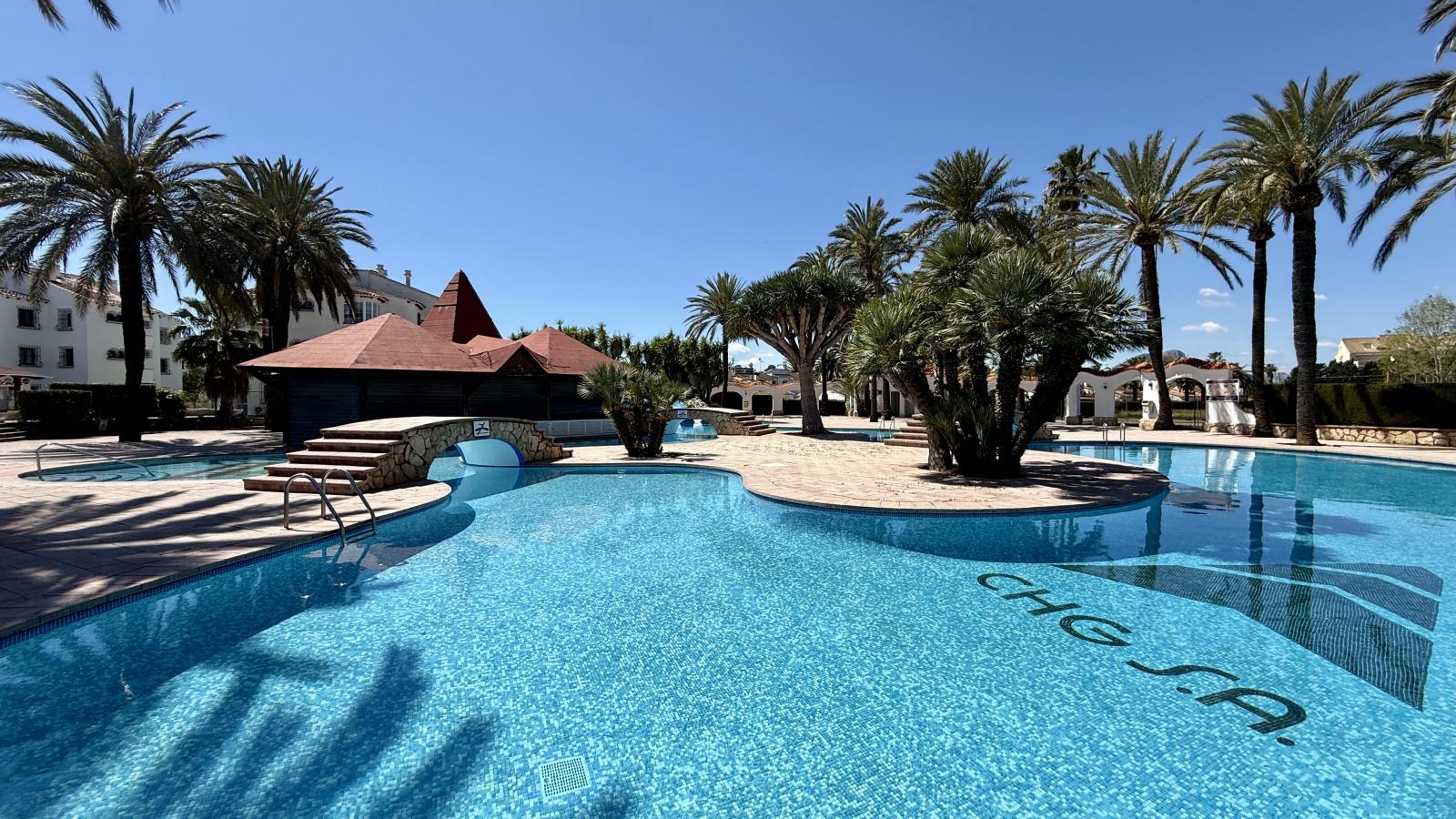 Acogedor bungalow con piscina comunitaria a solo 1 km de la playa