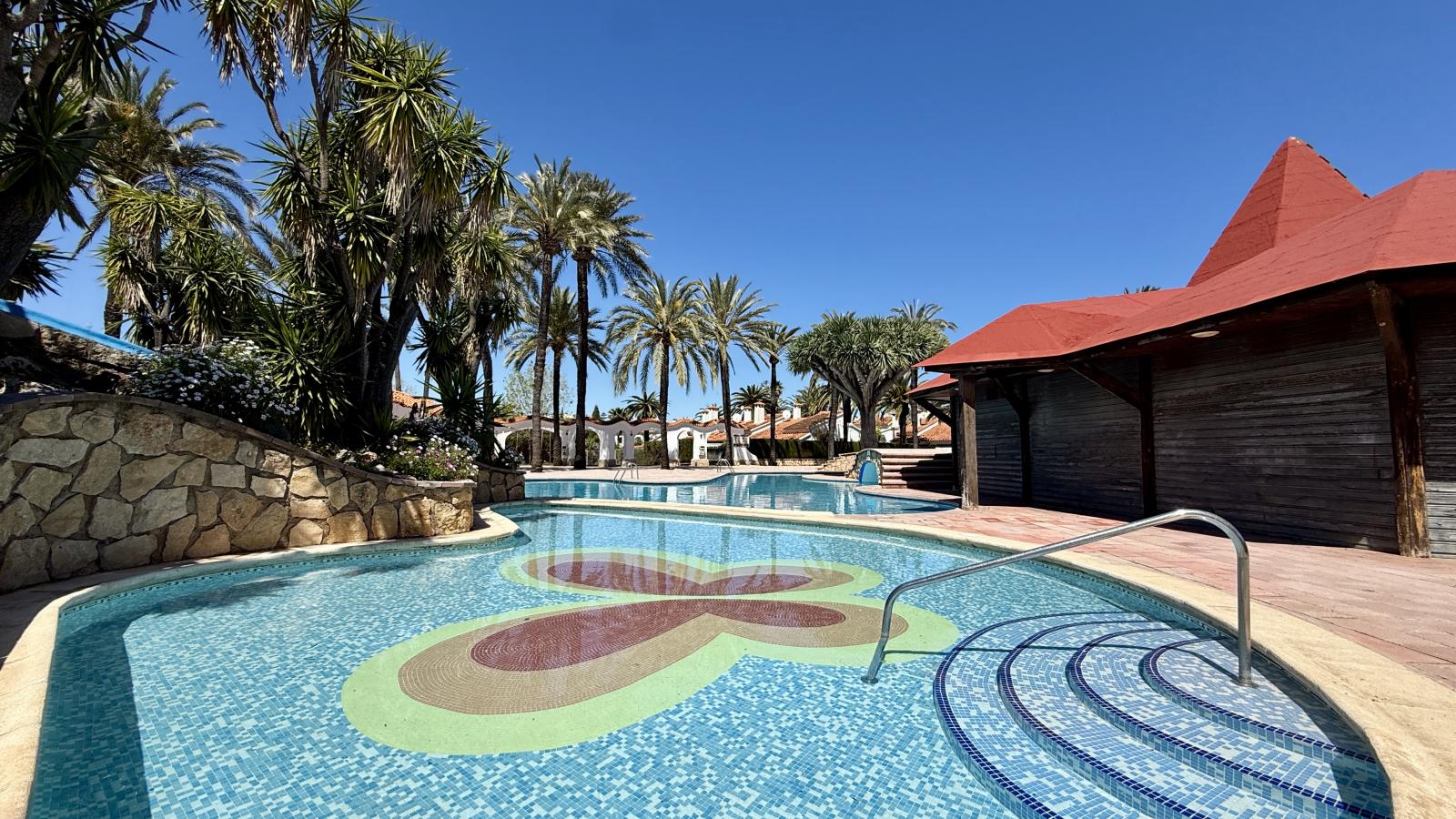 Acogedor bungalow con piscina comunitaria a solo 1 km de la playa