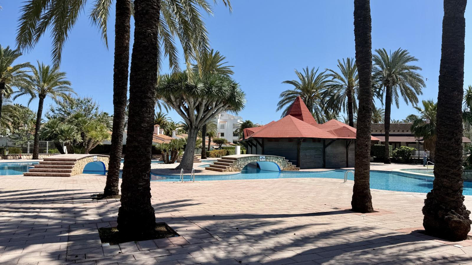 Acogedor bungalow con piscina comunitaria a solo 1 km de la playa