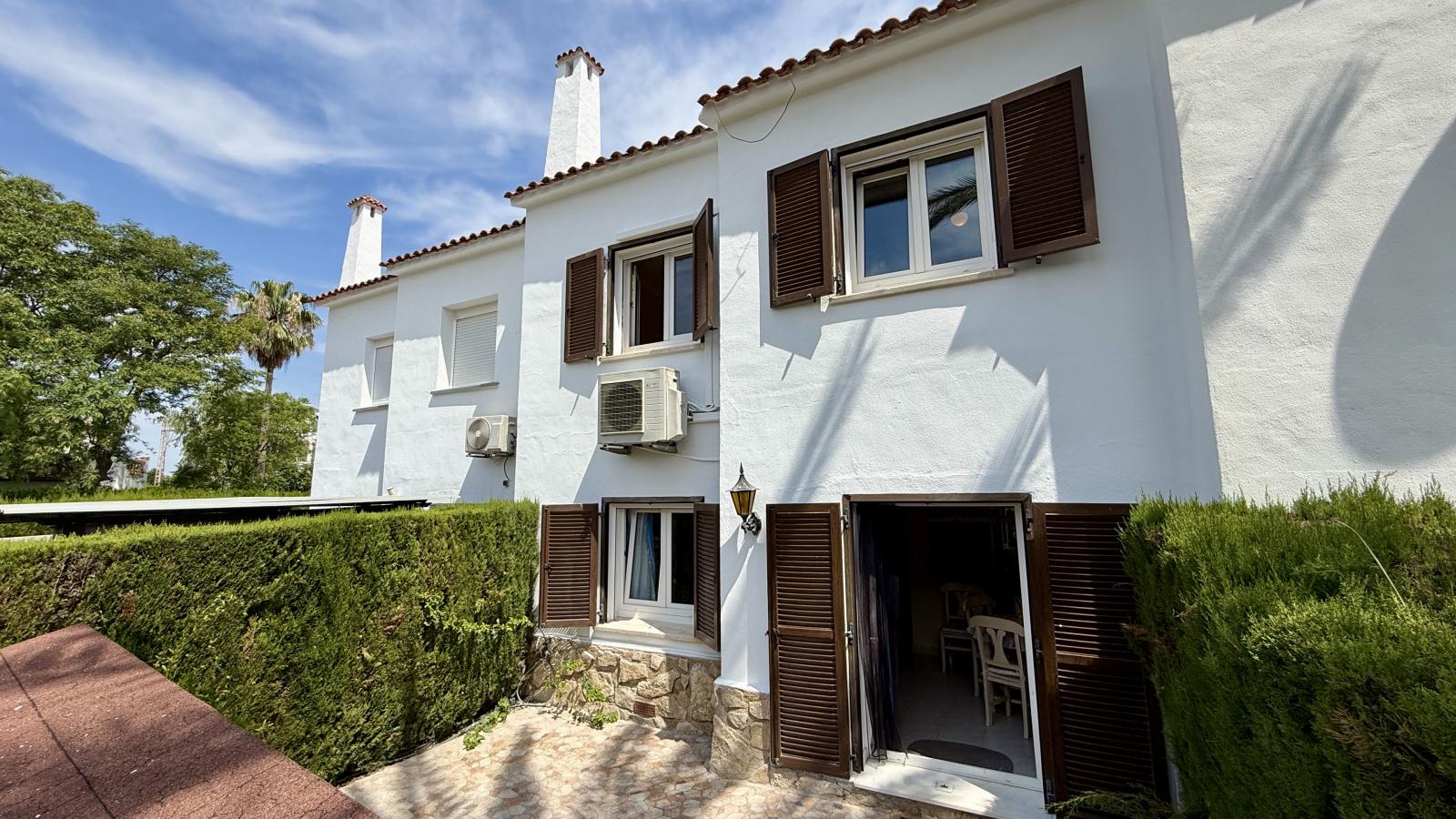 Acogedor bungalow con piscina comunitaria a solo 1 km de la playa