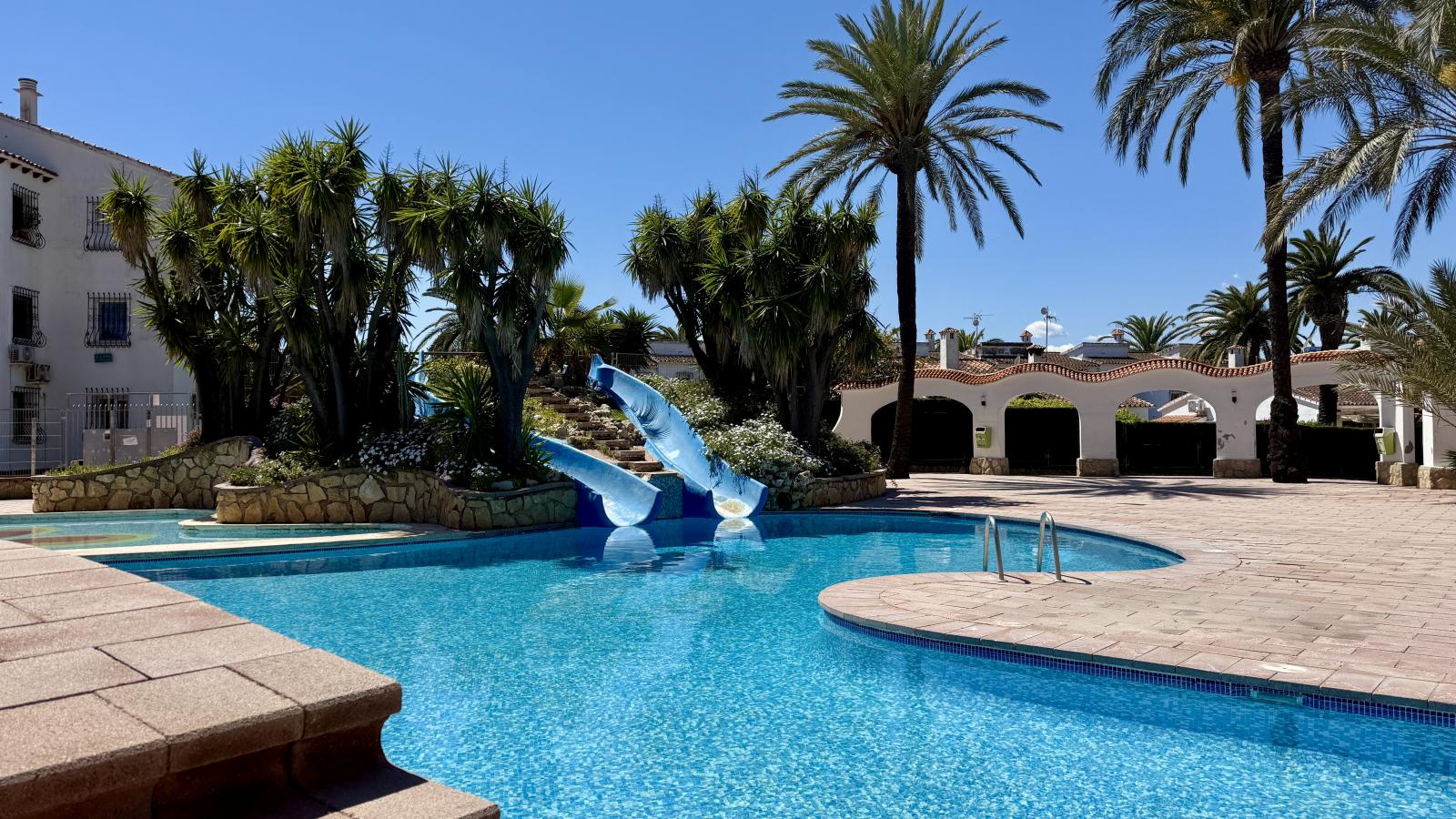 Acogedor bungalow con piscina comunitaria a solo 1 km de la playa