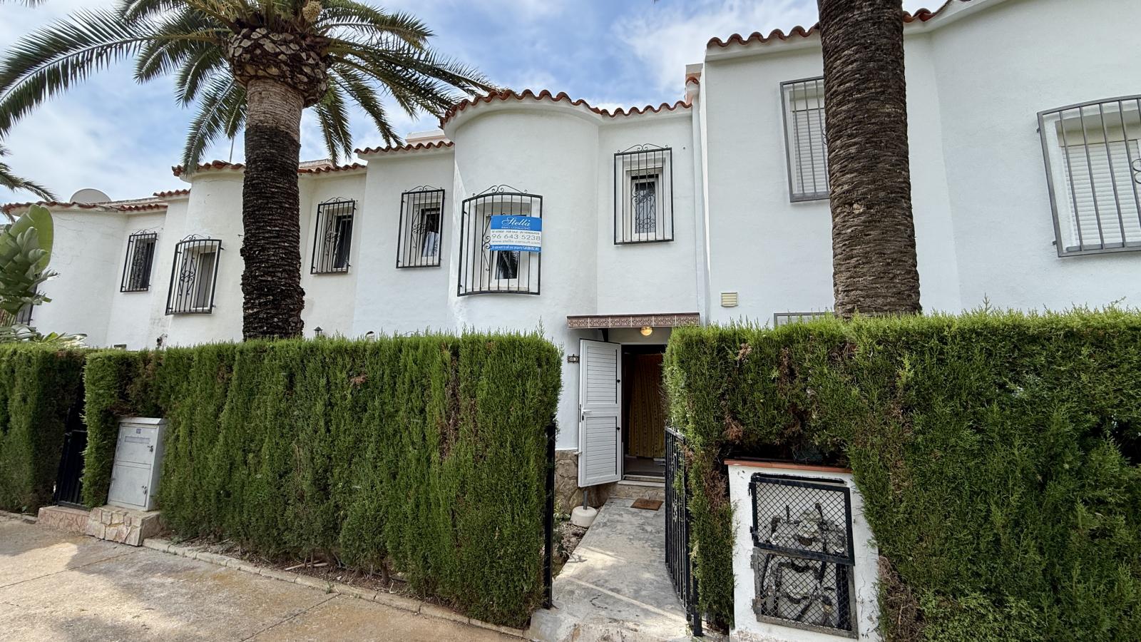 Acogedor bungalow con piscina comunitaria a solo 1 km de la playa