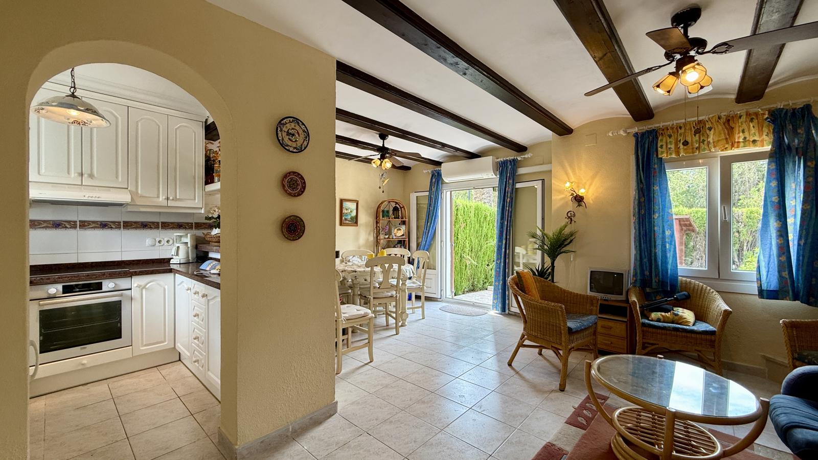 Acogedor bungalow con piscina comunitaria a solo 1 km de la playa