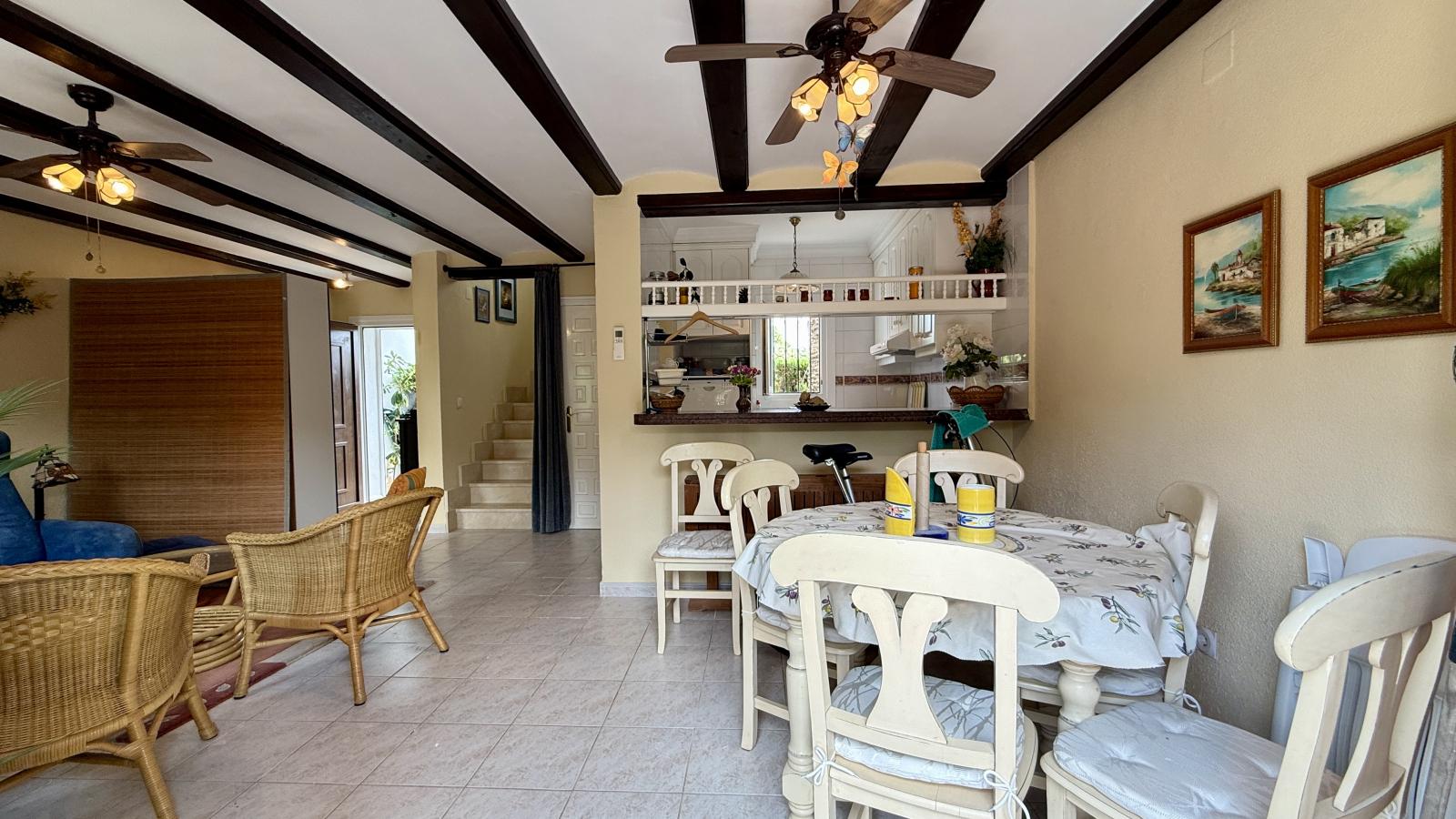Acogedor bungalow con piscina comunitaria a solo 1 km de la playa