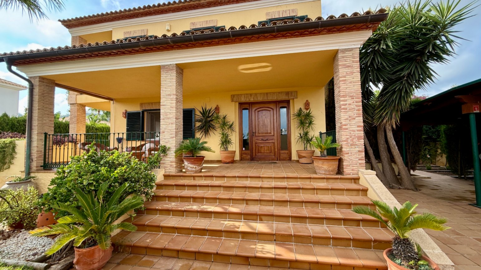 Ruim villa met zwembad, grote kelder en maximale privacy in Dénia Gelegen in een van de rustigste woonwijken van Dénia, combineert deze prachtige villa privacy, ruimte en een uitstekende verbinding met het stadscentrum. Gebouwd op een perceel van 811 m², omgeven door groen, biedt het een verzorgde en besloten omgeving, ideaal om te genieten van de rust zonder in te boeten op alle voorzieningen. De woning beschikt over vier slaapkamers, verdeeld over twee verdiepingen, en ruime, lichte ruimtes die zijn ontworpen voor dagelijks comfort. De keuken, van royale afmetingen, functioneert ook als eetkamer en ontvangt veel natuurlijk licht dankzij de grote ramen. Op de bovenverdieping bevindt zich een aparte kantoorruimte en de hoofdsuite, die beschikt over een eigen badkamer, inloopkast en balkon. Buiten steekt een mooie tuin met eigen bronirrigatie, een zwembad van 9 x 5 meter dat perfect in de omgeving is geïntegreerd, een zomerkeuken en een ruime glazen veranda met open haard, perfect om het hele jaar door van te genieten. De woning beschikt ook over een overdekte garage en ruime buitenruimtes. Een van de grootste aantrekkingskrachten van deze villa is de grote kelder die volledig is ingericht, droog en met uitstekende natuurlijke ventilatie, een zeer veelzijdige ruimte die momenteel een fitnessruimte, speelruimte en biljart bevat, en bovendien de mogelijkheid biedt om een sauna te installeren. De woning is uitgerust met airconditioning in de woonkamer en slaapkamers, een fotovoltaïsche installatie van meer dan 6 kW, alarmsysteem, veiligheidssloten, ramen met inbraakbescherming in verschillende ruimtes, horren, aparte wasruimte, osmosewater in de keuken, een olieopslag van 1.000 liter, aansluiting op het riolering en een compleet drainsysteem dat de kelder beschermt tegen vocht. Een eigendom van uitstekende constructkwaliteit, met ruime binnen- en buitenruimtes, ideaal als permanente woning of om het hele jaar van de Costa Blanca te genieten.