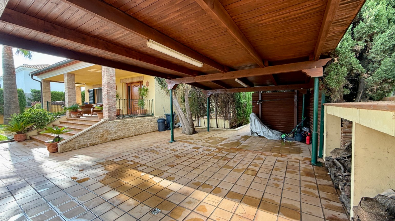 Ruim villa met zwembad, grote kelder en maximale privacy in Dénia Gelegen in een van de rustigste woonwijken van Dénia, combineert deze prachtige villa privacy, ruimte en een uitstekende verbinding met het stadscentrum. Gebouwd op een perceel van 811 m², omgeven door groen, biedt het een verzorgde en besloten omgeving, ideaal om te genieten van de rust zonder in te boeten op alle voorzieningen. De woning beschikt over vier slaapkamers, verdeeld over twee verdiepingen, en ruime, lichte ruimtes die zijn ontworpen voor dagelijks comfort. De keuken, van royale afmetingen, functioneert ook als eetkamer en ontvangt veel natuurlijk licht dankzij de grote ramen. Op de bovenverdieping bevindt zich een aparte kantoorruimte en de hoofdsuite, die beschikt over een eigen badkamer, inloopkast en balkon. Buiten steekt een mooie tuin met eigen bronirrigatie, een zwembad van 9 x 5 meter dat perfect in de omgeving is geïntegreerd, een zomerkeuken en een ruime glazen veranda met open haard, perfect om het hele jaar door van te genieten. De woning beschikt ook over een overdekte garage en ruime buitenruimtes. Een van de grootste aantrekkingskrachten van deze villa is de grote kelder die volledig is ingericht, droog en met uitstekende natuurlijke ventilatie, een zeer veelzijdige ruimte die momenteel een fitnessruimte, speelruimte en biljart bevat, en bovendien de mogelijkheid biedt om een sauna te installeren. De woning is uitgerust met airconditioning in de woonkamer en slaapkamers, een fotovoltaïsche installatie van meer dan 6 kW, alarmsysteem, veiligheidssloten, ramen met inbraakbescherming in verschillende ruimtes, horren, aparte wasruimte, osmosewater in de keuken, een olieopslag van 1.000 liter, aansluiting op het riolering en een compleet drainsysteem dat de kelder beschermt tegen vocht. Een eigendom van uitstekende constructkwaliteit, met ruime binnen- en buitenruimtes, ideaal als permanente woning of om het hele jaar van de Costa Blanca te genieten.