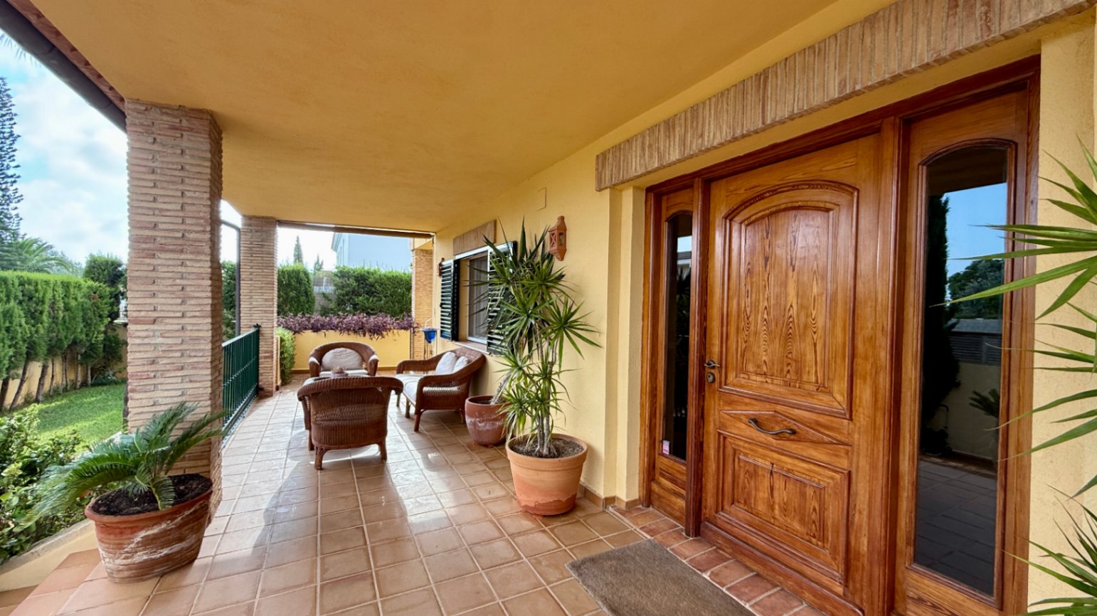 Ruim villa met zwembad, grote kelder en maximale privacy in Dénia Gelegen in een van de rustigste woonwijken van Dénia, combineert deze prachtige villa privacy, ruimte en een uitstekende verbinding met het stadscentrum. Gebouwd op een perceel van 811 m², omgeven door groen, biedt het een verzorgde en besloten omgeving, ideaal om te genieten van de rust zonder in te boeten op alle voorzieningen. De woning beschikt over vier slaapkamers, verdeeld over twee verdiepingen, en ruime, lichte ruimtes die zijn ontworpen voor dagelijks comfort. De keuken, van royale afmetingen, functioneert ook als eetkamer en ontvangt veel natuurlijk licht dankzij de grote ramen. Op de bovenverdieping bevindt zich een aparte kantoorruimte en de hoofdsuite, die beschikt over een eigen badkamer, inloopkast en balkon. Buiten steekt een mooie tuin met eigen bronirrigatie, een zwembad van 9 x 5 meter dat perfect in de omgeving is geïntegreerd, een zomerkeuken en een ruime glazen veranda met open haard, perfect om het hele jaar door van te genieten. De woning beschikt ook over een overdekte garage en ruime buitenruimtes. Een van de grootste aantrekkingskrachten van deze villa is de grote kelder die volledig is ingericht, droog en met uitstekende natuurlijke ventilatie, een zeer veelzijdige ruimte die momenteel een fitnessruimte, speelruimte en biljart bevat, en bovendien de mogelijkheid biedt om een sauna te installeren. De woning is uitgerust met airconditioning in de woonkamer en slaapkamers, een fotovoltaïsche installatie van meer dan 6 kW, alarmsysteem, veiligheidssloten, ramen met inbraakbescherming in verschillende ruimtes, horren, aparte wasruimte, osmosewater in de keuken, een olieopslag van 1.000 liter, aansluiting op het riolering en een compleet drainsysteem dat de kelder beschermt tegen vocht. Een eigendom van uitstekende constructkwaliteit, met ruime binnen- en buitenruimtes, ideaal als permanente woning of om het hele jaar van de Costa Blanca te genieten.