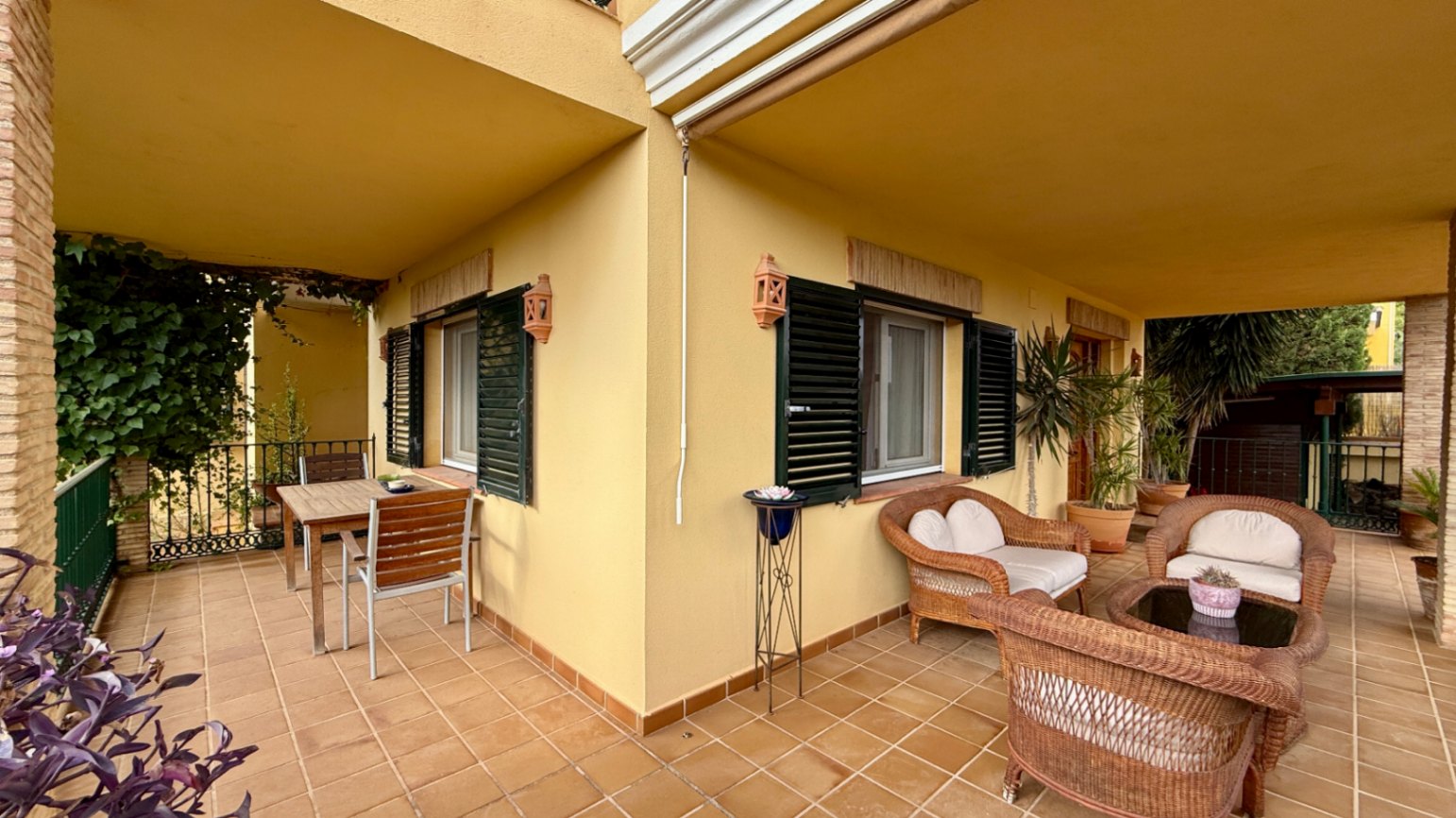 Ruim villa met zwembad, grote kelder en maximale privacy in Dénia Gelegen in een van de rustigste woonwijken van Dénia, combineert deze prachtige villa privacy, ruimte en een uitstekende verbinding met het stadscentrum. Gebouwd op een perceel van 811 m², omgeven door groen, biedt het een verzorgde en besloten omgeving, ideaal om te genieten van de rust zonder in te boeten op alle voorzieningen. De woning beschikt over vier slaapkamers, verdeeld over twee verdiepingen, en ruime, lichte ruimtes die zijn ontworpen voor dagelijks comfort. De keuken, van royale afmetingen, functioneert ook als eetkamer en ontvangt veel natuurlijk licht dankzij de grote ramen. Op de bovenverdieping bevindt zich een aparte kantoorruimte en de hoofdsuite, die beschikt over een eigen badkamer, inloopkast en balkon. Buiten steekt een mooie tuin met eigen bronirrigatie, een zwembad van 9 x 5 meter dat perfect in de omgeving is geïntegreerd, een zomerkeuken en een ruime glazen veranda met open haard, perfect om het hele jaar door van te genieten. De woning beschikt ook over een overdekte garage en ruime buitenruimtes. Een van de grootste aantrekkingskrachten van deze villa is de grote kelder die volledig is ingericht, droog en met uitstekende natuurlijke ventilatie, een zeer veelzijdige ruimte die momenteel een fitnessruimte, speelruimte en biljart bevat, en bovendien de mogelijkheid biedt om een sauna te installeren. De woning is uitgerust met airconditioning in de woonkamer en slaapkamers, een fotovoltaïsche installatie van meer dan 6 kW, alarmsysteem, veiligheidssloten, ramen met inbraakbescherming in verschillende ruimtes, horren, aparte wasruimte, osmosewater in de keuken, een olieopslag van 1.000 liter, aansluiting op het riolering en een compleet drainsysteem dat de kelder beschermt tegen vocht. Een eigendom van uitstekende constructkwaliteit, met ruime binnen- en buitenruimtes, ideaal als permanente woning of om het hele jaar van de Costa Blanca te genieten.