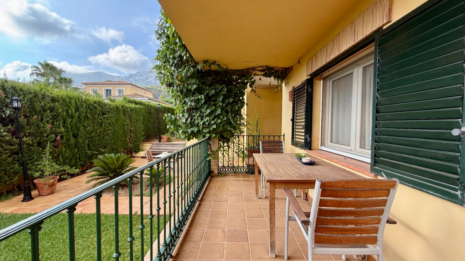 Ruim villa met zwembad, grote kelder en maximale privacy in Dénia Gelegen in een van de rustigste woonwijken van Dénia, combineert deze prachtige villa privacy, ruimte en een uitstekende verbinding met het stadscentrum. Gebouwd op een perceel van 811 m², omgeven door groen, biedt het een verzorgde en besloten omgeving, ideaal om te genieten van de rust zonder in te boeten op alle voorzieningen. De woning beschikt over vier slaapkamers, verdeeld over twee verdiepingen, en ruime, lichte ruimtes die zijn ontworpen voor dagelijks comfort. De keuken, van royale afmetingen, functioneert ook als eetkamer en ontvangt veel natuurlijk licht dankzij de grote ramen. Op de bovenverdieping bevindt zich een aparte kantoorruimte en de hoofdsuite, die beschikt over een eigen badkamer, inloopkast en balkon. Buiten steekt een mooie tuin met eigen bronirrigatie, een zwembad van 9 x 5 meter dat perfect in de omgeving is geïntegreerd, een zomerkeuken en een ruime glazen veranda met open haard, perfect om het hele jaar door van te genieten. De woning beschikt ook over een overdekte garage en ruime buitenruimtes. Een van de grootste aantrekkingskrachten van deze villa is de grote kelder die volledig is ingericht, droog en met uitstekende natuurlijke ventilatie, een zeer veelzijdige ruimte die momenteel een fitnessruimte, speelruimte en biljart bevat, en bovendien de mogelijkheid biedt om een sauna te installeren. De woning is uitgerust met airconditioning in de woonkamer en slaapkamers, een fotovoltaïsche installatie van meer dan 6 kW, alarmsysteem, veiligheidssloten, ramen met inbraakbescherming in verschillende ruimtes, horren, aparte wasruimte, osmosewater in de keuken, een olieopslag van 1.000 liter, aansluiting op het riolering en een compleet drainsysteem dat de kelder beschermt tegen vocht. Een eigendom van uitstekende constructkwaliteit, met ruime binnen- en buitenruimtes, ideaal als permanente woning of om het hele jaar van de Costa Blanca te genieten.