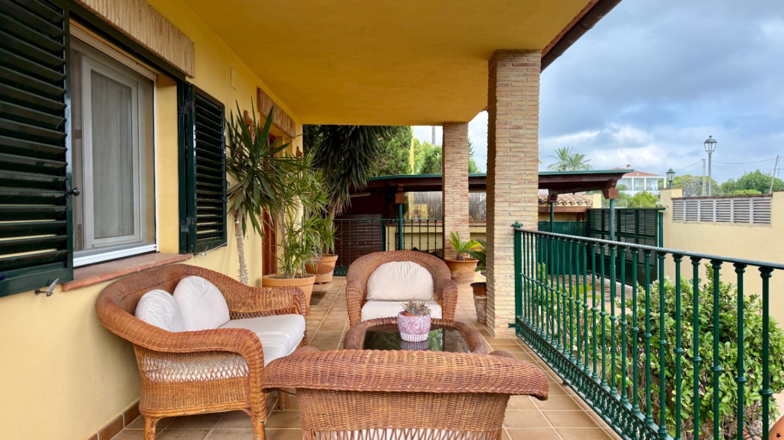 Ruim villa met zwembad, grote kelder en maximale privacy in Dénia Gelegen in een van de rustigste woonwijken van Dénia, combineert deze prachtige villa privacy, ruimte en een uitstekende verbinding met het stadscentrum. Gebouwd op een perceel van 811 m², omgeven door groen, biedt het een verzorgde en besloten omgeving, ideaal om te genieten van de rust zonder in te boeten op alle voorzieningen. De woning beschikt over vier slaapkamers, verdeeld over twee verdiepingen, en ruime, lichte ruimtes die zijn ontworpen voor dagelijks comfort. De keuken, van royale afmetingen, functioneert ook als eetkamer en ontvangt veel natuurlijk licht dankzij de grote ramen. Op de bovenverdieping bevindt zich een aparte kantoorruimte en de hoofdsuite, die beschikt over een eigen badkamer, inloopkast en balkon. Buiten steekt een mooie tuin met eigen bronirrigatie, een zwembad van 9 x 5 meter dat perfect in de omgeving is geïntegreerd, een zomerkeuken en een ruime glazen veranda met open haard, perfect om het hele jaar door van te genieten. De woning beschikt ook over een overdekte garage en ruime buitenruimtes. Een van de grootste aantrekkingskrachten van deze villa is de grote kelder die volledig is ingericht, droog en met uitstekende natuurlijke ventilatie, een zeer veelzijdige ruimte die momenteel een fitnessruimte, speelruimte en biljart bevat, en bovendien de mogelijkheid biedt om een sauna te installeren. De woning is uitgerust met airconditioning in de woonkamer en slaapkamers, een fotovoltaïsche installatie van meer dan 6 kW, alarmsysteem, veiligheidssloten, ramen met inbraakbescherming in verschillende ruimtes, horren, aparte wasruimte, osmosewater in de keuken, een olieopslag van 1.000 liter, aansluiting op het riolering en een compleet drainsysteem dat de kelder beschermt tegen vocht. Een eigendom van uitstekende constructkwaliteit, met ruime binnen- en buitenruimtes, ideaal als permanente woning of om het hele jaar van de Costa Blanca te genieten.