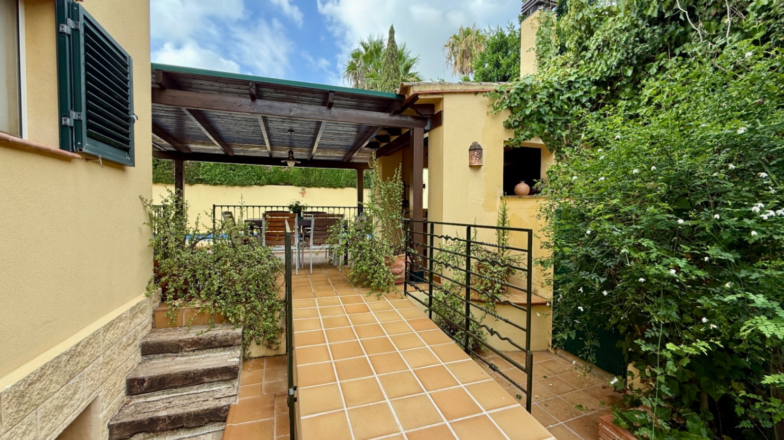 Ruim villa met zwembad, grote kelder en maximale privacy in Dénia Gelegen in een van de rustigste woonwijken van Dénia, combineert deze prachtige villa privacy, ruimte en een uitstekende verbinding met het stadscentrum. Gebouwd op een perceel van 811 m², omgeven door groen, biedt het een verzorgde en besloten omgeving, ideaal om te genieten van de rust zonder in te boeten op alle voorzieningen. De woning beschikt over vier slaapkamers, verdeeld over twee verdiepingen, en ruime, lichte ruimtes die zijn ontworpen voor dagelijks comfort. De keuken, van royale afmetingen, functioneert ook als eetkamer en ontvangt veel natuurlijk licht dankzij de grote ramen. Op de bovenverdieping bevindt zich een aparte kantoorruimte en de hoofdsuite, die beschikt over een eigen badkamer, inloopkast en balkon. Buiten steekt een mooie tuin met eigen bronirrigatie, een zwembad van 9 x 5 meter dat perfect in de omgeving is geïntegreerd, een zomerkeuken en een ruime glazen veranda met open haard, perfect om het hele jaar door van te genieten. De woning beschikt ook over een overdekte garage en ruime buitenruimtes. Een van de grootste aantrekkingskrachten van deze villa is de grote kelder die volledig is ingericht, droog en met uitstekende natuurlijke ventilatie, een zeer veelzijdige ruimte die momenteel een fitnessruimte, speelruimte en biljart bevat, en bovendien de mogelijkheid biedt om een sauna te installeren. De woning is uitgerust met airconditioning in de woonkamer en slaapkamers, een fotovoltaïsche installatie van meer dan 6 kW, alarmsysteem, veiligheidssloten, ramen met inbraakbescherming in verschillende ruimtes, horren, aparte wasruimte, osmosewater in de keuken, een olieopslag van 1.000 liter, aansluiting op het riolering en een compleet drainsysteem dat de kelder beschermt tegen vocht. Een eigendom van uitstekende constructkwaliteit, met ruime binnen- en buitenruimtes, ideaal als permanente woning of om het hele jaar van de Costa Blanca te genieten.