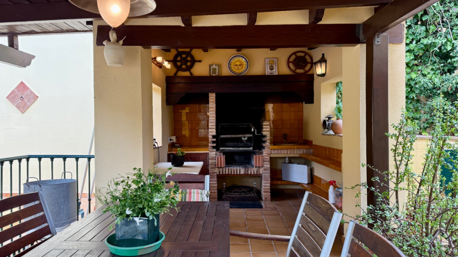 Ruim villa met zwembad, grote kelder en maximale privacy in Dénia Gelegen in een van de rustigste woonwijken van Dénia, combineert deze prachtige villa privacy, ruimte en een uitstekende verbinding met het stadscentrum. Gebouwd op een perceel van 811 m², omgeven door groen, biedt het een verzorgde en besloten omgeving, ideaal om te genieten van de rust zonder in te boeten op alle voorzieningen. De woning beschikt over vier slaapkamers, verdeeld over twee verdiepingen, en ruime, lichte ruimtes die zijn ontworpen voor dagelijks comfort. De keuken, van royale afmetingen, functioneert ook als eetkamer en ontvangt veel natuurlijk licht dankzij de grote ramen. Op de bovenverdieping bevindt zich een aparte kantoorruimte en de hoofdsuite, die beschikt over een eigen badkamer, inloopkast en balkon. Buiten steekt een mooie tuin met eigen bronirrigatie, een zwembad van 9 x 5 meter dat perfect in de omgeving is geïntegreerd, een zomerkeuken en een ruime glazen veranda met open haard, perfect om het hele jaar door van te genieten. De woning beschikt ook over een overdekte garage en ruime buitenruimtes. Een van de grootste aantrekkingskrachten van deze villa is de grote kelder die volledig is ingericht, droog en met uitstekende natuurlijke ventilatie, een zeer veelzijdige ruimte die momenteel een fitnessruimte, speelruimte en biljart bevat, en bovendien de mogelijkheid biedt om een sauna te installeren. De woning is uitgerust met airconditioning in de woonkamer en slaapkamers, een fotovoltaïsche installatie van meer dan 6 kW, alarmsysteem, veiligheidssloten, ramen met inbraakbescherming in verschillende ruimtes, horren, aparte wasruimte, osmosewater in de keuken, een olieopslag van 1.000 liter, aansluiting op het riolering en een compleet drainsysteem dat de kelder beschermt tegen vocht. Een eigendom van uitstekende constructkwaliteit, met ruime binnen- en buitenruimtes, ideaal als permanente woning of om het hele jaar van de Costa Blanca te genieten.