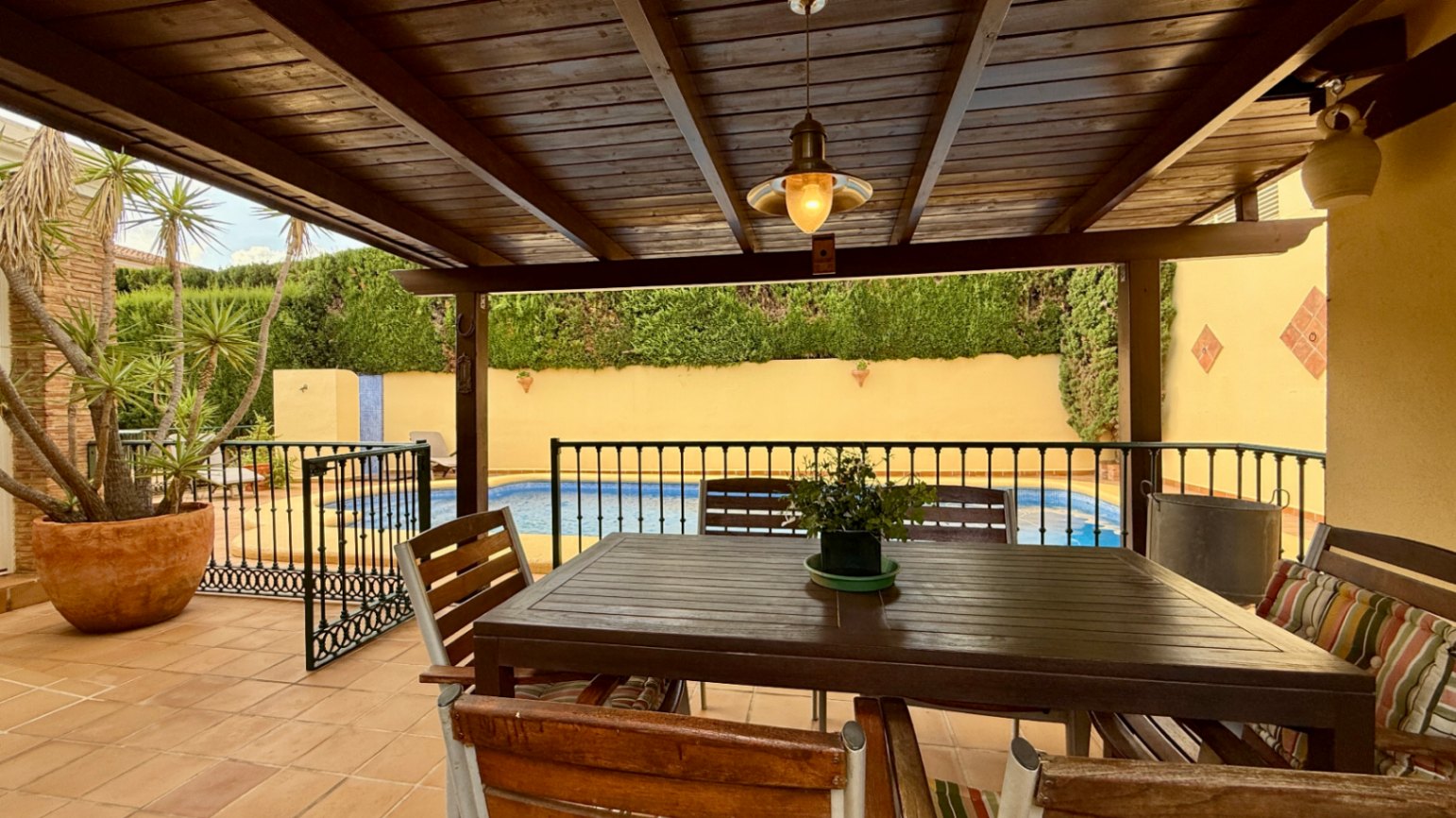 Ruim villa met zwembad, grote kelder en maximale privacy in Dénia Gelegen in een van de rustigste woonwijken van Dénia, combineert deze prachtige villa privacy, ruimte en een uitstekende verbinding met het stadscentrum. Gebouwd op een perceel van 811 m², omgeven door groen, biedt het een verzorgde en besloten omgeving, ideaal om te genieten van de rust zonder in te boeten op alle voorzieningen. De woning beschikt over vier slaapkamers, verdeeld over twee verdiepingen, en ruime, lichte ruimtes die zijn ontworpen voor dagelijks comfort. De keuken, van royale afmetingen, functioneert ook als eetkamer en ontvangt veel natuurlijk licht dankzij de grote ramen. Op de bovenverdieping bevindt zich een aparte kantoorruimte en de hoofdsuite, die beschikt over een eigen badkamer, inloopkast en balkon. Buiten steekt een mooie tuin met eigen bronirrigatie, een zwembad van 9 x 5 meter dat perfect in de omgeving is geïntegreerd, een zomerkeuken en een ruime glazen veranda met open haard, perfect om het hele jaar door van te genieten. De woning beschikt ook over een overdekte garage en ruime buitenruimtes. Een van de grootste aantrekkingskrachten van deze villa is de grote kelder die volledig is ingericht, droog en met uitstekende natuurlijke ventilatie, een zeer veelzijdige ruimte die momenteel een fitnessruimte, speelruimte en biljart bevat, en bovendien de mogelijkheid biedt om een sauna te installeren. De woning is uitgerust met airconditioning in de woonkamer en slaapkamers, een fotovoltaïsche installatie van meer dan 6 kW, alarmsysteem, veiligheidssloten, ramen met inbraakbescherming in verschillende ruimtes, horren, aparte wasruimte, osmosewater in de keuken, een olieopslag van 1.000 liter, aansluiting op het riolering en een compleet drainsysteem dat de kelder beschermt tegen vocht. Een eigendom van uitstekende constructkwaliteit, met ruime binnen- en buitenruimtes, ideaal als permanente woning of om het hele jaar van de Costa Blanca te genieten.
