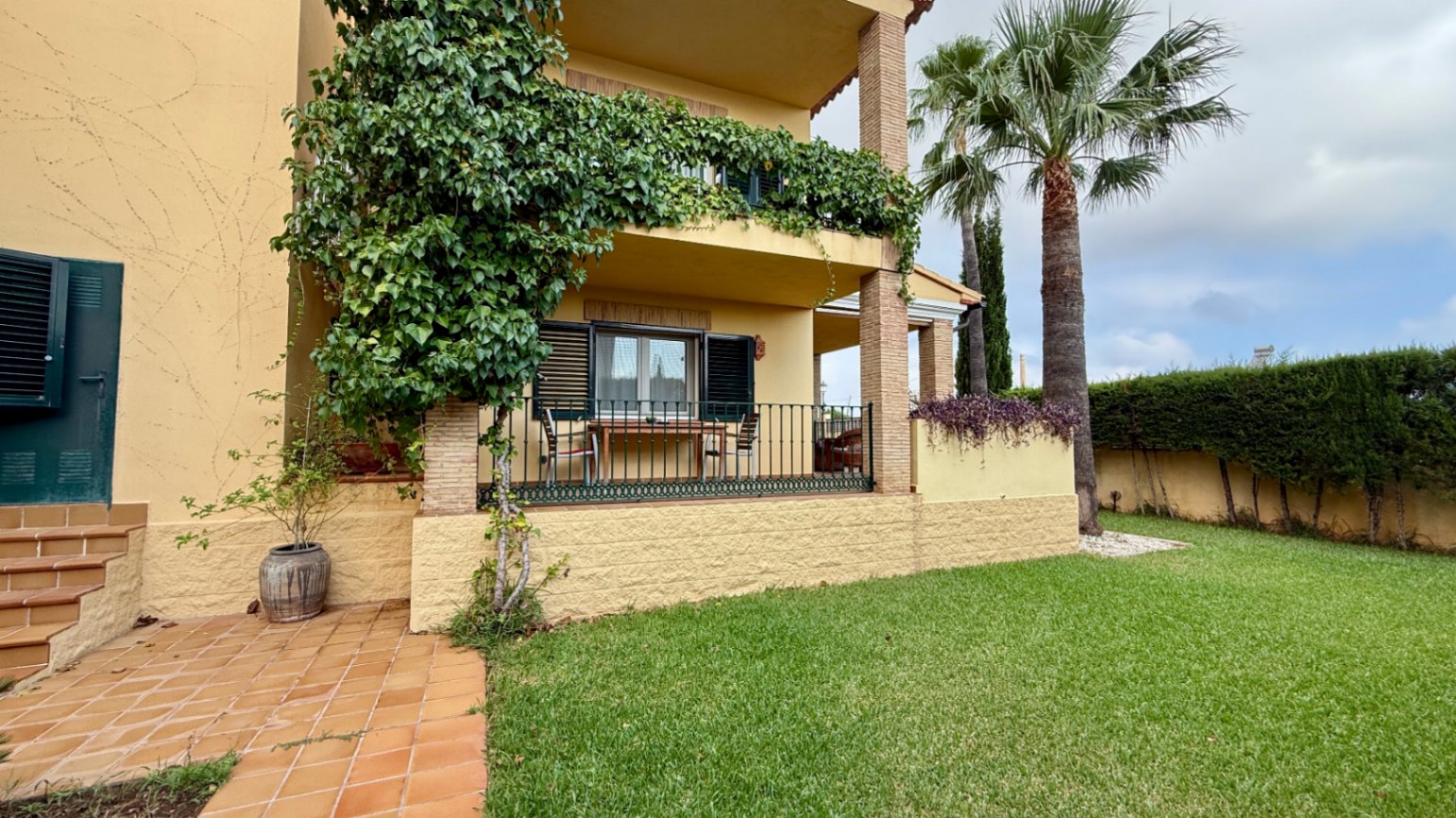 Ruim villa met zwembad, grote kelder en maximale privacy in Dénia Gelegen in een van de rustigste woonwijken van Dénia, combineert deze prachtige villa privacy, ruimte en een uitstekende verbinding met het stadscentrum. Gebouwd op een perceel van 811 m², omgeven door groen, biedt het een verzorgde en besloten omgeving, ideaal om te genieten van de rust zonder in te boeten op alle voorzieningen. De woning beschikt over vier slaapkamers, verdeeld over twee verdiepingen, en ruime, lichte ruimtes die zijn ontworpen voor dagelijks comfort. De keuken, van royale afmetingen, functioneert ook als eetkamer en ontvangt veel natuurlijk licht dankzij de grote ramen. Op de bovenverdieping bevindt zich een aparte kantoorruimte en de hoofdsuite, die beschikt over een eigen badkamer, inloopkast en balkon. Buiten steekt een mooie tuin met eigen bronirrigatie, een zwembad van 9 x 5 meter dat perfect in de omgeving is geïntegreerd, een zomerkeuken en een ruime glazen veranda met open haard, perfect om het hele jaar door van te genieten. De woning beschikt ook over een overdekte garage en ruime buitenruimtes. Een van de grootste aantrekkingskrachten van deze villa is de grote kelder die volledig is ingericht, droog en met uitstekende natuurlijke ventilatie, een zeer veelzijdige ruimte die momenteel een fitnessruimte, speelruimte en biljart bevat, en bovendien de mogelijkheid biedt om een sauna te installeren. De woning is uitgerust met airconditioning in de woonkamer en slaapkamers, een fotovoltaïsche installatie van meer dan 6 kW, alarmsysteem, veiligheidssloten, ramen met inbraakbescherming in verschillende ruimtes, horren, aparte wasruimte, osmosewater in de keuken, een olieopslag van 1.000 liter, aansluiting op het riolering en een compleet drainsysteem dat de kelder beschermt tegen vocht. Een eigendom van uitstekende constructkwaliteit, met ruime binnen- en buitenruimtes, ideaal als permanente woning of om het hele jaar van de Costa Blanca te genieten.