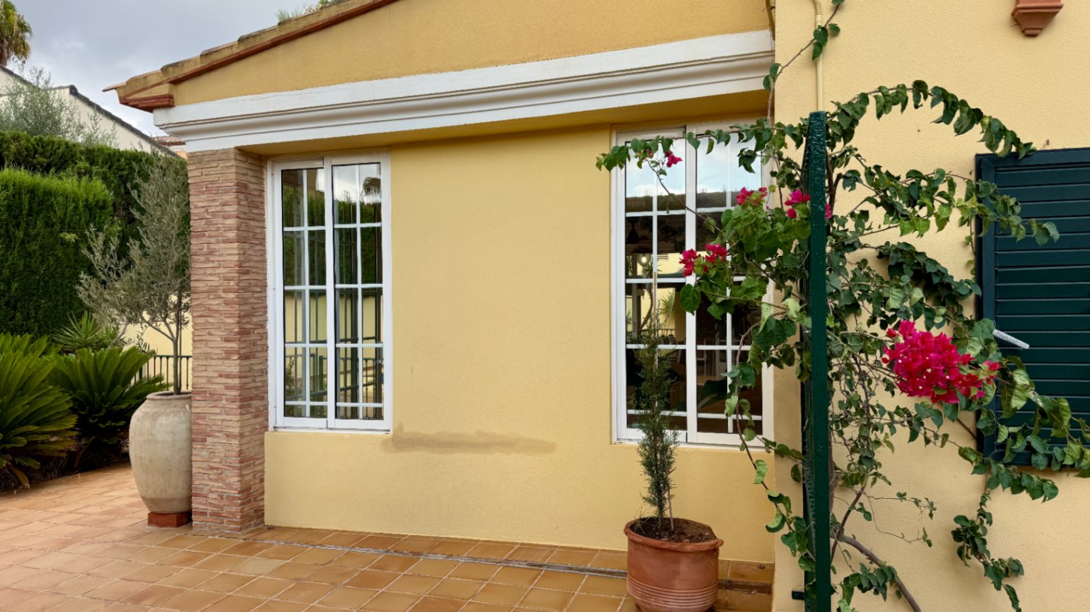 Ruim villa met zwembad, grote kelder en maximale privacy in Dénia Gelegen in een van de rustigste woonwijken van Dénia, combineert deze prachtige villa privacy, ruimte en een uitstekende verbinding met het stadscentrum. Gebouwd op een perceel van 811 m², omgeven door groen, biedt het een verzorgde en besloten omgeving, ideaal om te genieten van de rust zonder in te boeten op alle voorzieningen. De woning beschikt over vier slaapkamers, verdeeld over twee verdiepingen, en ruime, lichte ruimtes die zijn ontworpen voor dagelijks comfort. De keuken, van royale afmetingen, functioneert ook als eetkamer en ontvangt veel natuurlijk licht dankzij de grote ramen. Op de bovenverdieping bevindt zich een aparte kantoorruimte en de hoofdsuite, die beschikt over een eigen badkamer, inloopkast en balkon. Buiten steekt een mooie tuin met eigen bronirrigatie, een zwembad van 9 x 5 meter dat perfect in de omgeving is geïntegreerd, een zomerkeuken en een ruime glazen veranda met open haard, perfect om het hele jaar door van te genieten. De woning beschikt ook over een overdekte garage en ruime buitenruimtes. Een van de grootste aantrekkingskrachten van deze villa is de grote kelder die volledig is ingericht, droog en met uitstekende natuurlijke ventilatie, een zeer veelzijdige ruimte die momenteel een fitnessruimte, speelruimte en biljart bevat, en bovendien de mogelijkheid biedt om een sauna te installeren. De woning is uitgerust met airconditioning in de woonkamer en slaapkamers, een fotovoltaïsche installatie van meer dan 6 kW, alarmsysteem, veiligheidssloten, ramen met inbraakbescherming in verschillende ruimtes, horren, aparte wasruimte, osmosewater in de keuken, een olieopslag van 1.000 liter, aansluiting op het riolering en een compleet drainsysteem dat de kelder beschermt tegen vocht. Een eigendom van uitstekende constructkwaliteit, met ruime binnen- en buitenruimtes, ideaal als permanente woning of om het hele jaar van de Costa Blanca te genieten.