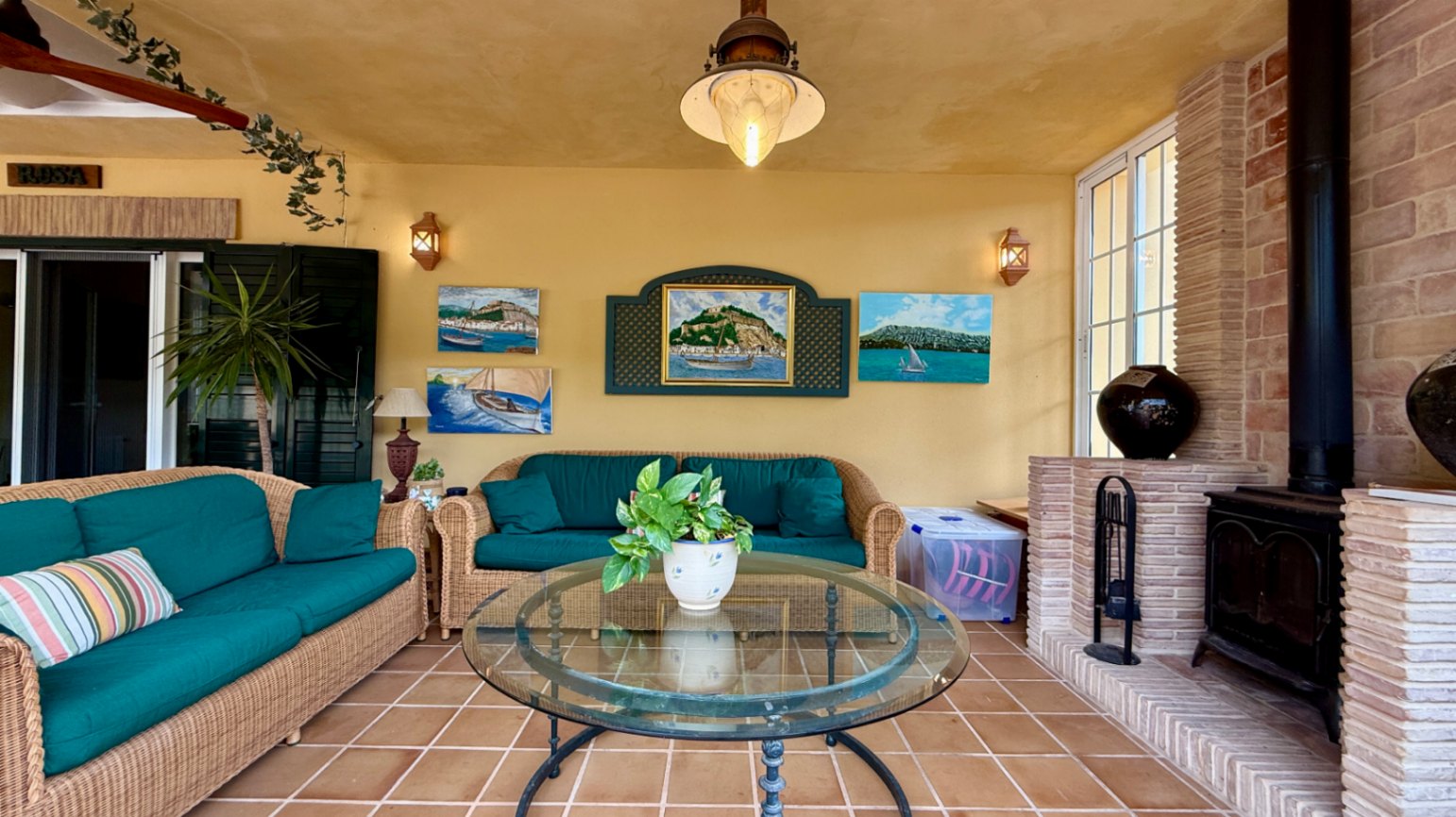 Ruim villa met zwembad, grote kelder en maximale privacy in Dénia Gelegen in een van de rustigste woonwijken van Dénia, combineert deze prachtige villa privacy, ruimte en een uitstekende verbinding met het stadscentrum. Gebouwd op een perceel van 811 m², omgeven door groen, biedt het een verzorgde en besloten omgeving, ideaal om te genieten van de rust zonder in te boeten op alle voorzieningen. De woning beschikt over vier slaapkamers, verdeeld over twee verdiepingen, en ruime, lichte ruimtes die zijn ontworpen voor dagelijks comfort. De keuken, van royale afmetingen, functioneert ook als eetkamer en ontvangt veel natuurlijk licht dankzij de grote ramen. Op de bovenverdieping bevindt zich een aparte kantoorruimte en de hoofdsuite, die beschikt over een eigen badkamer, inloopkast en balkon. Buiten steekt een mooie tuin met eigen bronirrigatie, een zwembad van 9 x 5 meter dat perfect in de omgeving is geïntegreerd, een zomerkeuken en een ruime glazen veranda met open haard, perfect om het hele jaar door van te genieten. De woning beschikt ook over een overdekte garage en ruime buitenruimtes. Een van de grootste aantrekkingskrachten van deze villa is de grote kelder die volledig is ingericht, droog en met uitstekende natuurlijke ventilatie, een zeer veelzijdige ruimte die momenteel een fitnessruimte, speelruimte en biljart bevat, en bovendien de mogelijkheid biedt om een sauna te installeren. De woning is uitgerust met airconditioning in de woonkamer en slaapkamers, een fotovoltaïsche installatie van meer dan 6 kW, alarmsysteem, veiligheidssloten, ramen met inbraakbescherming in verschillende ruimtes, horren, aparte wasruimte, osmosewater in de keuken, een olieopslag van 1.000 liter, aansluiting op het riolering en een compleet drainsysteem dat de kelder beschermt tegen vocht. Een eigendom van uitstekende constructkwaliteit, met ruime binnen- en buitenruimtes, ideaal als permanente woning of om het hele jaar van de Costa Blanca te genieten.