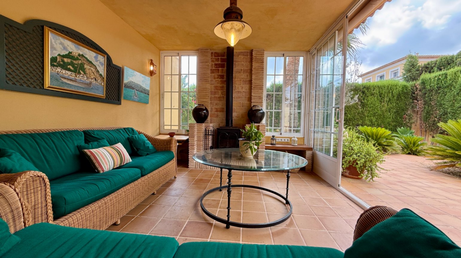 Ruim villa met zwembad, grote kelder en maximale privacy in Dénia Gelegen in een van de rustigste woonwijken van Dénia, combineert deze prachtige villa privacy, ruimte en een uitstekende verbinding met het stadscentrum. Gebouwd op een perceel van 811 m², omgeven door groen, biedt het een verzorgde en besloten omgeving, ideaal om te genieten van de rust zonder in te boeten op alle voorzieningen. De woning beschikt over vier slaapkamers, verdeeld over twee verdiepingen, en ruime, lichte ruimtes die zijn ontworpen voor dagelijks comfort. De keuken, van royale afmetingen, functioneert ook als eetkamer en ontvangt veel natuurlijk licht dankzij de grote ramen. Op de bovenverdieping bevindt zich een aparte kantoorruimte en de hoofdsuite, die beschikt over een eigen badkamer, inloopkast en balkon. Buiten steekt een mooie tuin met eigen bronirrigatie, een zwembad van 9 x 5 meter dat perfect in de omgeving is geïntegreerd, een zomerkeuken en een ruime glazen veranda met open haard, perfect om het hele jaar door van te genieten. De woning beschikt ook over een overdekte garage en ruime buitenruimtes. Een van de grootste aantrekkingskrachten van deze villa is de grote kelder die volledig is ingericht, droog en met uitstekende natuurlijke ventilatie, een zeer veelzijdige ruimte die momenteel een fitnessruimte, speelruimte en biljart bevat, en bovendien de mogelijkheid biedt om een sauna te installeren. De woning is uitgerust met airconditioning in de woonkamer en slaapkamers, een fotovoltaïsche installatie van meer dan 6 kW, alarmsysteem, veiligheidssloten, ramen met inbraakbescherming in verschillende ruimtes, horren, aparte wasruimte, osmosewater in de keuken, een olieopslag van 1.000 liter, aansluiting op het riolering en een compleet drainsysteem dat de kelder beschermt tegen vocht. Een eigendom van uitstekende constructkwaliteit, met ruime binnen- en buitenruimtes, ideaal als permanente woning of om het hele jaar van de Costa Blanca te genieten.