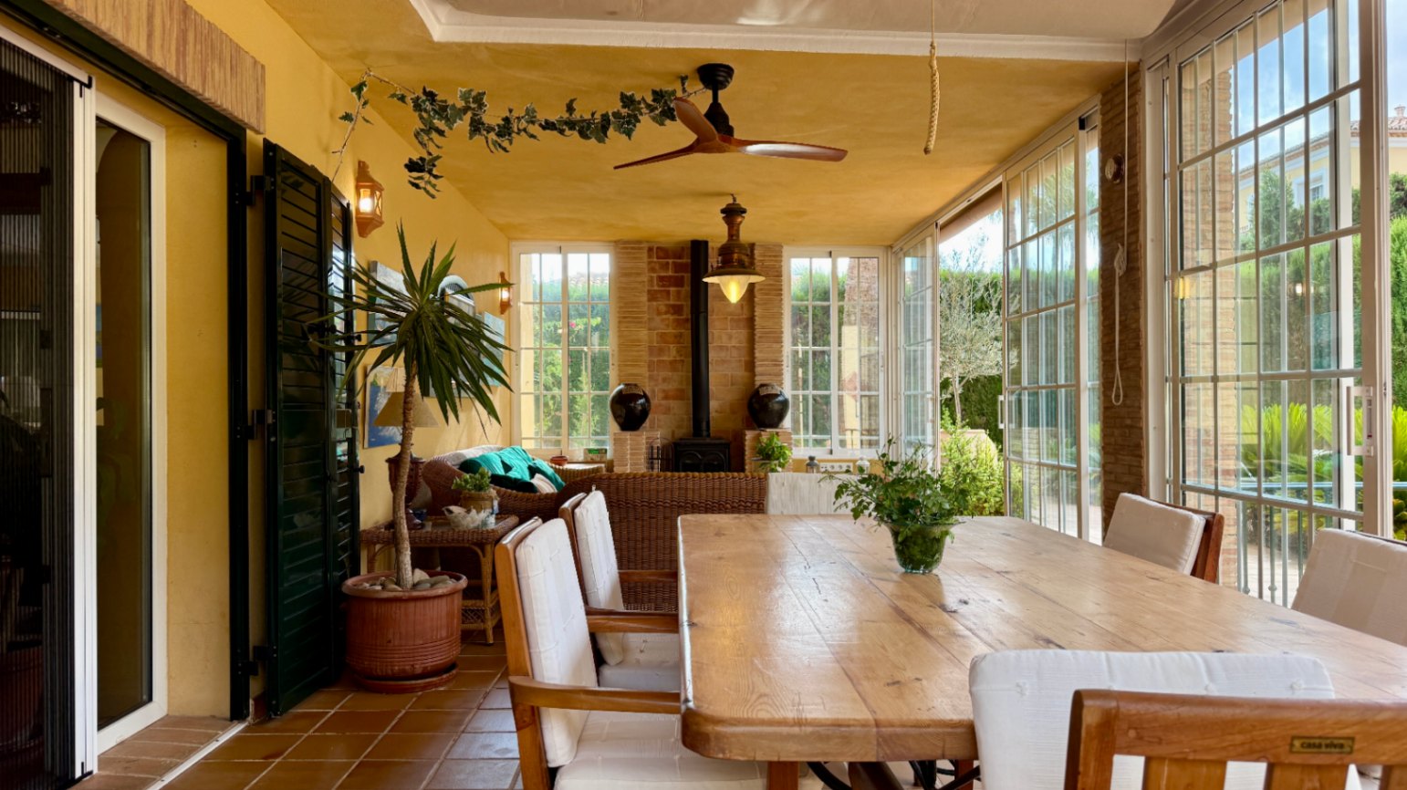 Ruim villa met zwembad, grote kelder en maximale privacy in Dénia Gelegen in een van de rustigste woonwijken van Dénia, combineert deze prachtige villa privacy, ruimte en een uitstekende verbinding met het stadscentrum. Gebouwd op een perceel van 811 m², omgeven door groen, biedt het een verzorgde en besloten omgeving, ideaal om te genieten van de rust zonder in te boeten op alle voorzieningen. De woning beschikt over vier slaapkamers, verdeeld over twee verdiepingen, en ruime, lichte ruimtes die zijn ontworpen voor dagelijks comfort. De keuken, van royale afmetingen, functioneert ook als eetkamer en ontvangt veel natuurlijk licht dankzij de grote ramen. Op de bovenverdieping bevindt zich een aparte kantoorruimte en de hoofdsuite, die beschikt over een eigen badkamer, inloopkast en balkon. Buiten steekt een mooie tuin met eigen bronirrigatie, een zwembad van 9 x 5 meter dat perfect in de omgeving is geïntegreerd, een zomerkeuken en een ruime glazen veranda met open haard, perfect om het hele jaar door van te genieten. De woning beschikt ook over een overdekte garage en ruime buitenruimtes. Een van de grootste aantrekkingskrachten van deze villa is de grote kelder die volledig is ingericht, droog en met uitstekende natuurlijke ventilatie, een zeer veelzijdige ruimte die momenteel een fitnessruimte, speelruimte en biljart bevat, en bovendien de mogelijkheid biedt om een sauna te installeren. De woning is uitgerust met airconditioning in de woonkamer en slaapkamers, een fotovoltaïsche installatie van meer dan 6 kW, alarmsysteem, veiligheidssloten, ramen met inbraakbescherming in verschillende ruimtes, horren, aparte wasruimte, osmosewater in de keuken, een olieopslag van 1.000 liter, aansluiting op het riolering en een compleet drainsysteem dat de kelder beschermt tegen vocht. Een eigendom van uitstekende constructkwaliteit, met ruime binnen- en buitenruimtes, ideaal als permanente woning of om het hele jaar van de Costa Blanca te genieten.