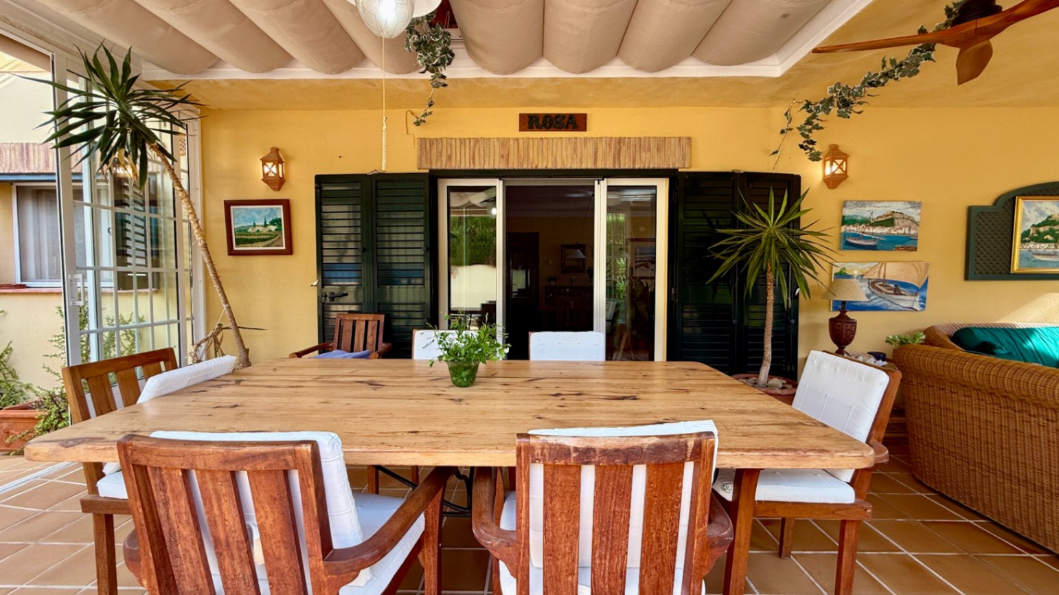 Ruim villa met zwembad, grote kelder en maximale privacy in Dénia Gelegen in een van de rustigste woonwijken van Dénia, combineert deze prachtige villa privacy, ruimte en een uitstekende verbinding met het stadscentrum. Gebouwd op een perceel van 811 m², omgeven door groen, biedt het een verzorgde en besloten omgeving, ideaal om te genieten van de rust zonder in te boeten op alle voorzieningen. De woning beschikt over vier slaapkamers, verdeeld over twee verdiepingen, en ruime, lichte ruimtes die zijn ontworpen voor dagelijks comfort. De keuken, van royale afmetingen, functioneert ook als eetkamer en ontvangt veel natuurlijk licht dankzij de grote ramen. Op de bovenverdieping bevindt zich een aparte kantoorruimte en de hoofdsuite, die beschikt over een eigen badkamer, inloopkast en balkon. Buiten steekt een mooie tuin met eigen bronirrigatie, een zwembad van 9 x 5 meter dat perfect in de omgeving is geïntegreerd, een zomerkeuken en een ruime glazen veranda met open haard, perfect om het hele jaar door van te genieten. De woning beschikt ook over een overdekte garage en ruime buitenruimtes. Een van de grootste aantrekkingskrachten van deze villa is de grote kelder die volledig is ingericht, droog en met uitstekende natuurlijke ventilatie, een zeer veelzijdige ruimte die momenteel een fitnessruimte, speelruimte en biljart bevat, en bovendien de mogelijkheid biedt om een sauna te installeren. De woning is uitgerust met airconditioning in de woonkamer en slaapkamers, een fotovoltaïsche installatie van meer dan 6 kW, alarmsysteem, veiligheidssloten, ramen met inbraakbescherming in verschillende ruimtes, horren, aparte wasruimte, osmosewater in de keuken, een olieopslag van 1.000 liter, aansluiting op het riolering en een compleet drainsysteem dat de kelder beschermt tegen vocht. Een eigendom van uitstekende constructkwaliteit, met ruime binnen- en buitenruimtes, ideaal als permanente woning of om het hele jaar van de Costa Blanca te genieten.