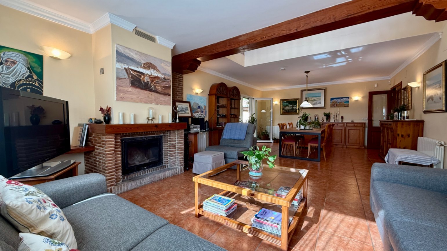 Ruim villa met zwembad, grote kelder en maximale privacy in Dénia Gelegen in een van de rustigste woonwijken van Dénia, combineert deze prachtige villa privacy, ruimte en een uitstekende verbinding met het stadscentrum. Gebouwd op een perceel van 811 m², omgeven door groen, biedt het een verzorgde en besloten omgeving, ideaal om te genieten van de rust zonder in te boeten op alle voorzieningen. De woning beschikt over vier slaapkamers, verdeeld over twee verdiepingen, en ruime, lichte ruimtes die zijn ontworpen voor dagelijks comfort. De keuken, van royale afmetingen, functioneert ook als eetkamer en ontvangt veel natuurlijk licht dankzij de grote ramen. Op de bovenverdieping bevindt zich een aparte kantoorruimte en de hoofdsuite, die beschikt over een eigen badkamer, inloopkast en balkon. Buiten steekt een mooie tuin met eigen bronirrigatie, een zwembad van 9 x 5 meter dat perfect in de omgeving is geïntegreerd, een zomerkeuken en een ruime glazen veranda met open haard, perfect om het hele jaar door van te genieten. De woning beschikt ook over een overdekte garage en ruime buitenruimtes. Een van de grootste aantrekkingskrachten van deze villa is de grote kelder die volledig is ingericht, droog en met uitstekende natuurlijke ventilatie, een zeer veelzijdige ruimte die momenteel een fitnessruimte, speelruimte en biljart bevat, en bovendien de mogelijkheid biedt om een sauna te installeren. De woning is uitgerust met airconditioning in de woonkamer en slaapkamers, een fotovoltaïsche installatie van meer dan 6 kW, alarmsysteem, veiligheidssloten, ramen met inbraakbescherming in verschillende ruimtes, horren, aparte wasruimte, osmosewater in de keuken, een olieopslag van 1.000 liter, aansluiting op het riolering en een compleet drainsysteem dat de kelder beschermt tegen vocht. Een eigendom van uitstekende constructkwaliteit, met ruime binnen- en buitenruimtes, ideaal als permanente woning of om het hele jaar van de Costa Blanca te genieten.