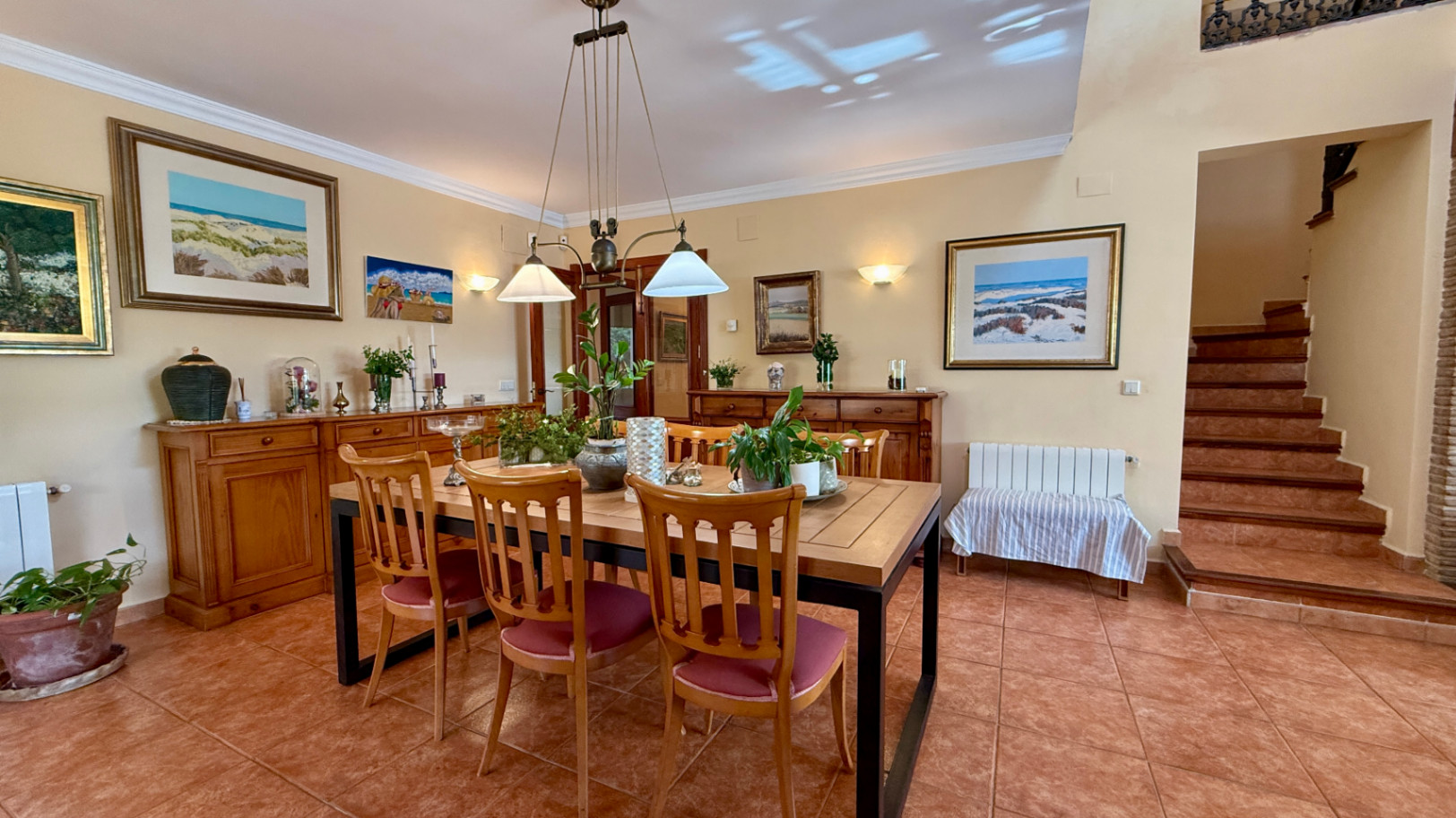 Ruim villa met zwembad, grote kelder en maximale privacy in Dénia Gelegen in een van de rustigste woonwijken van Dénia, combineert deze prachtige villa privacy, ruimte en een uitstekende verbinding met het stadscentrum. Gebouwd op een perceel van 811 m², omgeven door groen, biedt het een verzorgde en besloten omgeving, ideaal om te genieten van de rust zonder in te boeten op alle voorzieningen. De woning beschikt over vier slaapkamers, verdeeld over twee verdiepingen, en ruime, lichte ruimtes die zijn ontworpen voor dagelijks comfort. De keuken, van royale afmetingen, functioneert ook als eetkamer en ontvangt veel natuurlijk licht dankzij de grote ramen. Op de bovenverdieping bevindt zich een aparte kantoorruimte en de hoofdsuite, die beschikt over een eigen badkamer, inloopkast en balkon. Buiten steekt een mooie tuin met eigen bronirrigatie, een zwembad van 9 x 5 meter dat perfect in de omgeving is geïntegreerd, een zomerkeuken en een ruime glazen veranda met open haard, perfect om het hele jaar door van te genieten. De woning beschikt ook over een overdekte garage en ruime buitenruimtes. Een van de grootste aantrekkingskrachten van deze villa is de grote kelder die volledig is ingericht, droog en met uitstekende natuurlijke ventilatie, een zeer veelzijdige ruimte die momenteel een fitnessruimte, speelruimte en biljart bevat, en bovendien de mogelijkheid biedt om een sauna te installeren. De woning is uitgerust met airconditioning in de woonkamer en slaapkamers, een fotovoltaïsche installatie van meer dan 6 kW, alarmsysteem, veiligheidssloten, ramen met inbraakbescherming in verschillende ruimtes, horren, aparte wasruimte, osmosewater in de keuken, een olieopslag van 1.000 liter, aansluiting op het riolering en een compleet drainsysteem dat de kelder beschermt tegen vocht. Een eigendom van uitstekende constructkwaliteit, met ruime binnen- en buitenruimtes, ideaal als permanente woning of om het hele jaar van de Costa Blanca te genieten.