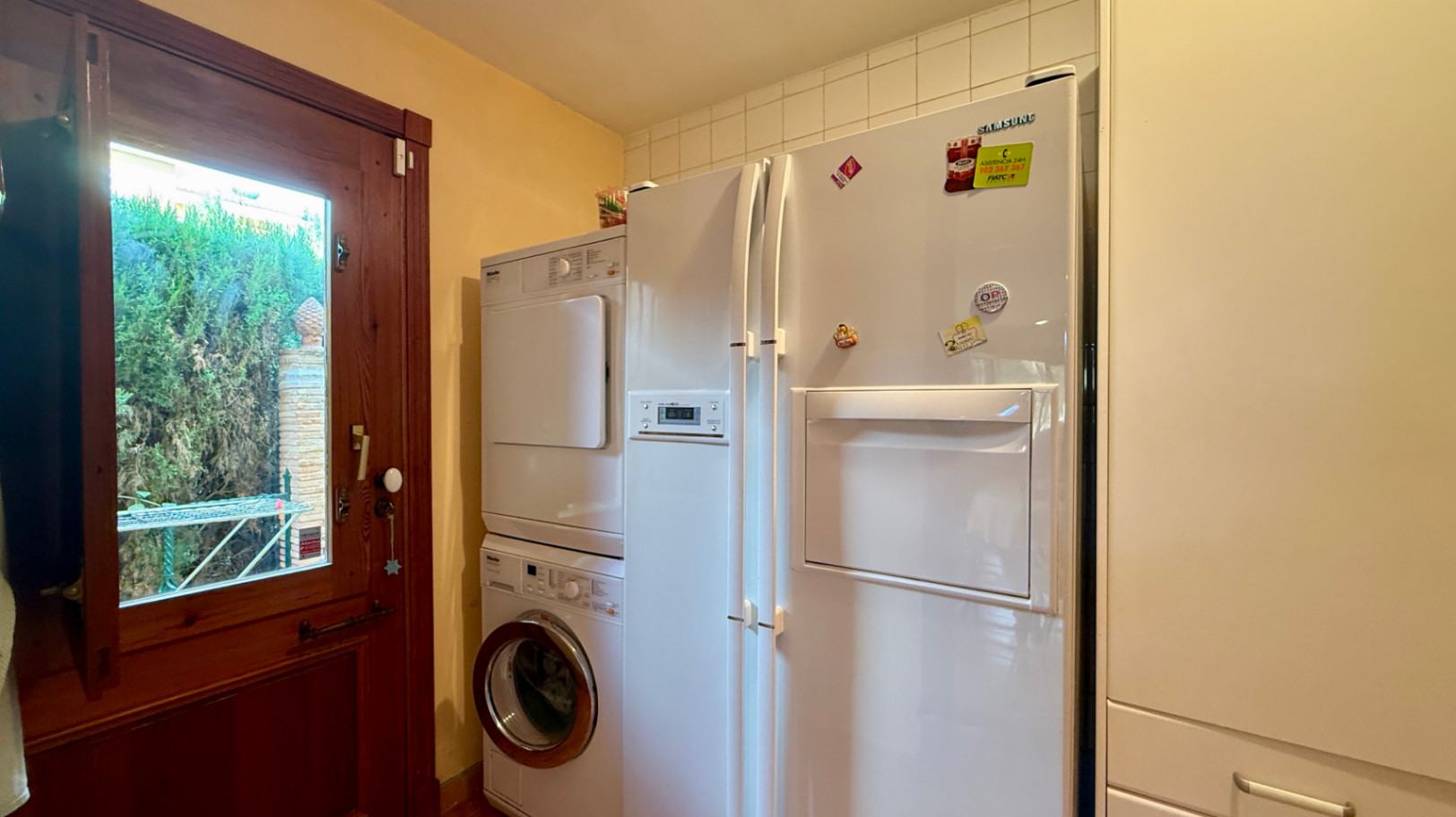 Ruim villa met zwembad, grote kelder en maximale privacy in Dénia Gelegen in een van de rustigste woonwijken van Dénia, combineert deze prachtige villa privacy, ruimte en een uitstekende verbinding met het stadscentrum. Gebouwd op een perceel van 811 m², omgeven door groen, biedt het een verzorgde en besloten omgeving, ideaal om te genieten van de rust zonder in te boeten op alle voorzieningen. De woning beschikt over vier slaapkamers, verdeeld over twee verdiepingen, en ruime, lichte ruimtes die zijn ontworpen voor dagelijks comfort. De keuken, van royale afmetingen, functioneert ook als eetkamer en ontvangt veel natuurlijk licht dankzij de grote ramen. Op de bovenverdieping bevindt zich een aparte kantoorruimte en de hoofdsuite, die beschikt over een eigen badkamer, inloopkast en balkon. Buiten steekt een mooie tuin met eigen bronirrigatie, een zwembad van 9 x 5 meter dat perfect in de omgeving is geïntegreerd, een zomerkeuken en een ruime glazen veranda met open haard, perfect om het hele jaar door van te genieten. De woning beschikt ook over een overdekte garage en ruime buitenruimtes. Een van de grootste aantrekkingskrachten van deze villa is de grote kelder die volledig is ingericht, droog en met uitstekende natuurlijke ventilatie, een zeer veelzijdige ruimte die momenteel een fitnessruimte, speelruimte en biljart bevat, en bovendien de mogelijkheid biedt om een sauna te installeren. De woning is uitgerust met airconditioning in de woonkamer en slaapkamers, een fotovoltaïsche installatie van meer dan 6 kW, alarmsysteem, veiligheidssloten, ramen met inbraakbescherming in verschillende ruimtes, horren, aparte wasruimte, osmosewater in de keuken, een olieopslag van 1.000 liter, aansluiting op het riolering en een compleet drainsysteem dat de kelder beschermt tegen vocht. Een eigendom van uitstekende constructkwaliteit, met ruime binnen- en buitenruimtes, ideaal als permanente woning of om het hele jaar van de Costa Blanca te genieten.