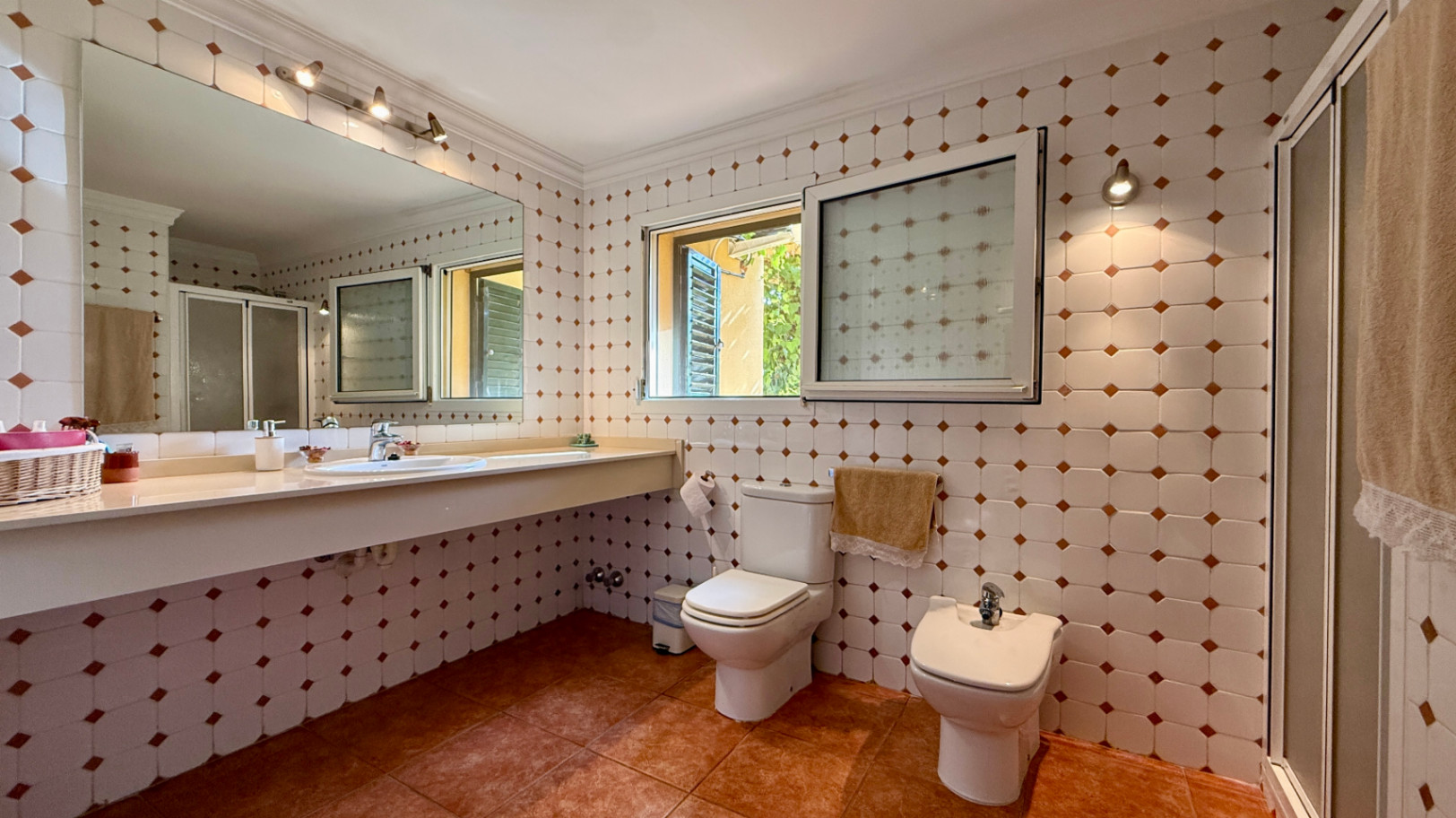 Ruim villa met zwembad, grote kelder en maximale privacy in Dénia Gelegen in een van de rustigste woonwijken van Dénia, combineert deze prachtige villa privacy, ruimte en een uitstekende verbinding met het stadscentrum. Gebouwd op een perceel van 811 m², omgeven door groen, biedt het een verzorgde en besloten omgeving, ideaal om te genieten van de rust zonder in te boeten op alle voorzieningen. De woning beschikt over vier slaapkamers, verdeeld over twee verdiepingen, en ruime, lichte ruimtes die zijn ontworpen voor dagelijks comfort. De keuken, van royale afmetingen, functioneert ook als eetkamer en ontvangt veel natuurlijk licht dankzij de grote ramen. Op de bovenverdieping bevindt zich een aparte kantoorruimte en de hoofdsuite, die beschikt over een eigen badkamer, inloopkast en balkon. Buiten steekt een mooie tuin met eigen bronirrigatie, een zwembad van 9 x 5 meter dat perfect in de omgeving is geïntegreerd, een zomerkeuken en een ruime glazen veranda met open haard, perfect om het hele jaar door van te genieten. De woning beschikt ook over een overdekte garage en ruime buitenruimtes. Een van de grootste aantrekkingskrachten van deze villa is de grote kelder die volledig is ingericht, droog en met uitstekende natuurlijke ventilatie, een zeer veelzijdige ruimte die momenteel een fitnessruimte, speelruimte en biljart bevat, en bovendien de mogelijkheid biedt om een sauna te installeren. De woning is uitgerust met airconditioning in de woonkamer en slaapkamers, een fotovoltaïsche installatie van meer dan 6 kW, alarmsysteem, veiligheidssloten, ramen met inbraakbescherming in verschillende ruimtes, horren, aparte wasruimte, osmosewater in de keuken, een olieopslag van 1.000 liter, aansluiting op het riolering en een compleet drainsysteem dat de kelder beschermt tegen vocht. Een eigendom van uitstekende constructkwaliteit, met ruime binnen- en buitenruimtes, ideaal als permanente woning of om het hele jaar van de Costa Blanca te genieten.