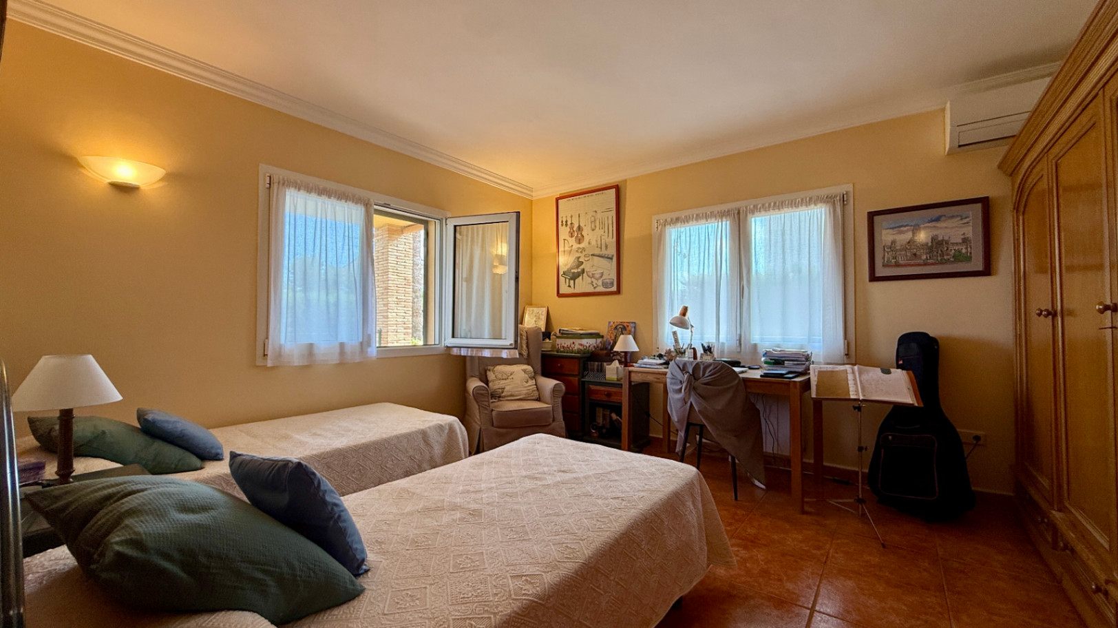 Ruim villa met zwembad, grote kelder en maximale privacy in Dénia Gelegen in een van de rustigste woonwijken van Dénia, combineert deze prachtige villa privacy, ruimte en een uitstekende verbinding met het stadscentrum. Gebouwd op een perceel van 811 m², omgeven door groen, biedt het een verzorgde en besloten omgeving, ideaal om te genieten van de rust zonder in te boeten op alle voorzieningen. De woning beschikt over vier slaapkamers, verdeeld over twee verdiepingen, en ruime, lichte ruimtes die zijn ontworpen voor dagelijks comfort. De keuken, van royale afmetingen, functioneert ook als eetkamer en ontvangt veel natuurlijk licht dankzij de grote ramen. Op de bovenverdieping bevindt zich een aparte kantoorruimte en de hoofdsuite, die beschikt over een eigen badkamer, inloopkast en balkon. Buiten steekt een mooie tuin met eigen bronirrigatie, een zwembad van 9 x 5 meter dat perfect in de omgeving is geïntegreerd, een zomerkeuken en een ruime glazen veranda met open haard, perfect om het hele jaar door van te genieten. De woning beschikt ook over een overdekte garage en ruime buitenruimtes. Een van de grootste aantrekkingskrachten van deze villa is de grote kelder die volledig is ingericht, droog en met uitstekende natuurlijke ventilatie, een zeer veelzijdige ruimte die momenteel een fitnessruimte, speelruimte en biljart bevat, en bovendien de mogelijkheid biedt om een sauna te installeren. De woning is uitgerust met airconditioning in de woonkamer en slaapkamers, een fotovoltaïsche installatie van meer dan 6 kW, alarmsysteem, veiligheidssloten, ramen met inbraakbescherming in verschillende ruimtes, horren, aparte wasruimte, osmosewater in de keuken, een olieopslag van 1.000 liter, aansluiting op het riolering en een compleet drainsysteem dat de kelder beschermt tegen vocht. Een eigendom van uitstekende constructkwaliteit, met ruime binnen- en buitenruimtes, ideaal als permanente woning of om het hele jaar van de Costa Blanca te genieten.
