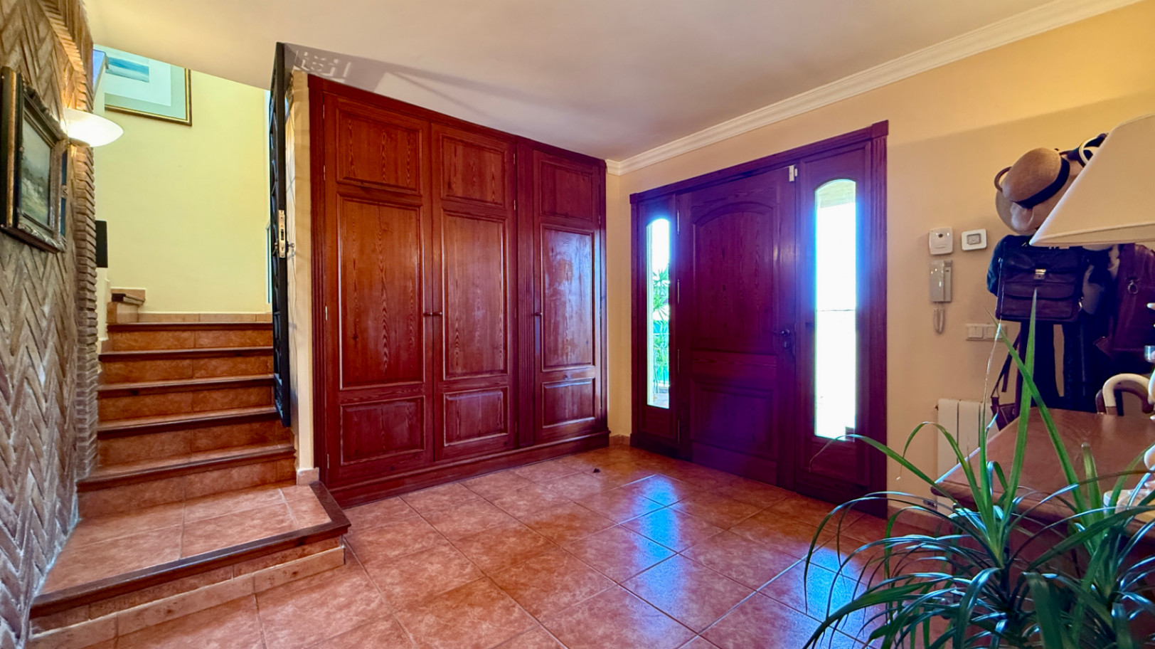 Ruim villa met zwembad, grote kelder en maximale privacy in Dénia Gelegen in een van de rustigste woonwijken van Dénia, combineert deze prachtige villa privacy, ruimte en een uitstekende verbinding met het stadscentrum. Gebouwd op een perceel van 811 m², omgeven door groen, biedt het een verzorgde en besloten omgeving, ideaal om te genieten van de rust zonder in te boeten op alle voorzieningen. De woning beschikt over vier slaapkamers, verdeeld over twee verdiepingen, en ruime, lichte ruimtes die zijn ontworpen voor dagelijks comfort. De keuken, van royale afmetingen, functioneert ook als eetkamer en ontvangt veel natuurlijk licht dankzij de grote ramen. Op de bovenverdieping bevindt zich een aparte kantoorruimte en de hoofdsuite, die beschikt over een eigen badkamer, inloopkast en balkon. Buiten steekt een mooie tuin met eigen bronirrigatie, een zwembad van 9 x 5 meter dat perfect in de omgeving is geïntegreerd, een zomerkeuken en een ruime glazen veranda met open haard, perfect om het hele jaar door van te genieten. De woning beschikt ook over een overdekte garage en ruime buitenruimtes. Een van de grootste aantrekkingskrachten van deze villa is de grote kelder die volledig is ingericht, droog en met uitstekende natuurlijke ventilatie, een zeer veelzijdige ruimte die momenteel een fitnessruimte, speelruimte en biljart bevat, en bovendien de mogelijkheid biedt om een sauna te installeren. De woning is uitgerust met airconditioning in de woonkamer en slaapkamers, een fotovoltaïsche installatie van meer dan 6 kW, alarmsysteem, veiligheidssloten, ramen met inbraakbescherming in verschillende ruimtes, horren, aparte wasruimte, osmosewater in de keuken, een olieopslag van 1.000 liter, aansluiting op het riolering en een compleet drainsysteem dat de kelder beschermt tegen vocht. Een eigendom van uitstekende constructkwaliteit, met ruime binnen- en buitenruimtes, ideaal als permanente woning of om het hele jaar van de Costa Blanca te genieten.