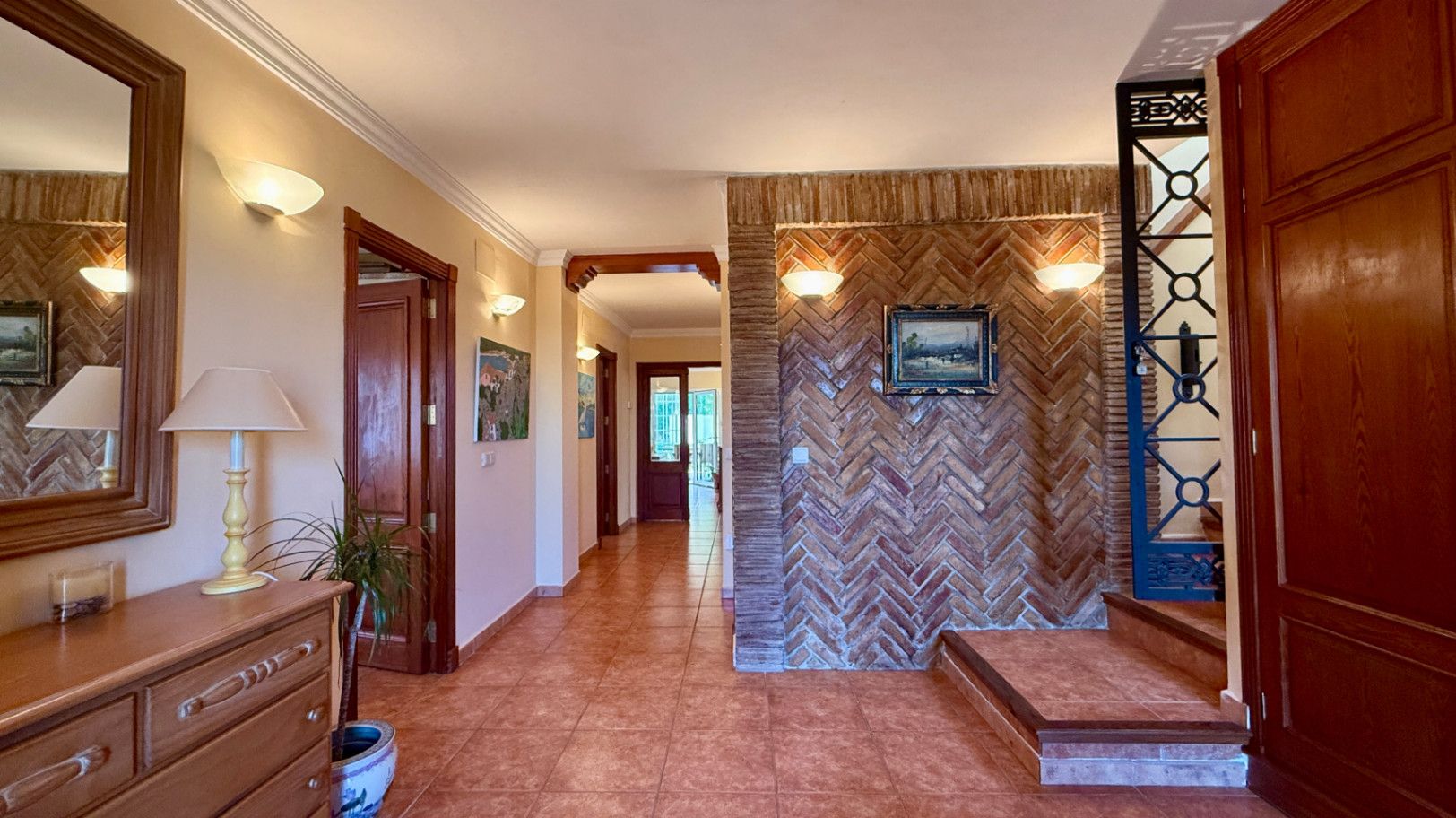 Ruim villa met zwembad, grote kelder en maximale privacy in Dénia Gelegen in een van de rustigste woonwijken van Dénia, combineert deze prachtige villa privacy, ruimte en een uitstekende verbinding met het stadscentrum. Gebouwd op een perceel van 811 m², omgeven door groen, biedt het een verzorgde en besloten omgeving, ideaal om te genieten van de rust zonder in te boeten op alle voorzieningen. De woning beschikt over vier slaapkamers, verdeeld over twee verdiepingen, en ruime, lichte ruimtes die zijn ontworpen voor dagelijks comfort. De keuken, van royale afmetingen, functioneert ook als eetkamer en ontvangt veel natuurlijk licht dankzij de grote ramen. Op de bovenverdieping bevindt zich een aparte kantoorruimte en de hoofdsuite, die beschikt over een eigen badkamer, inloopkast en balkon. Buiten steekt een mooie tuin met eigen bronirrigatie, een zwembad van 9 x 5 meter dat perfect in de omgeving is geïntegreerd, een zomerkeuken en een ruime glazen veranda met open haard, perfect om het hele jaar door van te genieten. De woning beschikt ook over een overdekte garage en ruime buitenruimtes. Een van de grootste aantrekkingskrachten van deze villa is de grote kelder die volledig is ingericht, droog en met uitstekende natuurlijke ventilatie, een zeer veelzijdige ruimte die momenteel een fitnessruimte, speelruimte en biljart bevat, en bovendien de mogelijkheid biedt om een sauna te installeren. De woning is uitgerust met airconditioning in de woonkamer en slaapkamers, een fotovoltaïsche installatie van meer dan 6 kW, alarmsysteem, veiligheidssloten, ramen met inbraakbescherming in verschillende ruimtes, horren, aparte wasruimte, osmosewater in de keuken, een olieopslag van 1.000 liter, aansluiting op het riolering en een compleet drainsysteem dat de kelder beschermt tegen vocht. Een eigendom van uitstekende constructkwaliteit, met ruime binnen- en buitenruimtes, ideaal als permanente woning of om het hele jaar van de Costa Blanca te genieten.