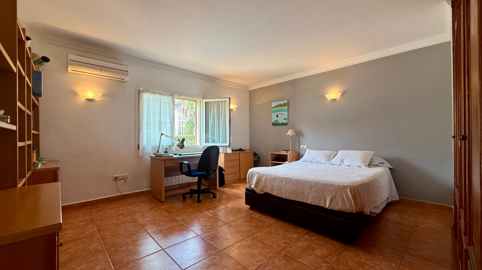 Ruim villa met zwembad, grote kelder en maximale privacy in Dénia Gelegen in een van de rustigste woonwijken van Dénia, combineert deze prachtige villa privacy, ruimte en een uitstekende verbinding met het stadscentrum. Gebouwd op een perceel van 811 m², omgeven door groen, biedt het een verzorgde en besloten omgeving, ideaal om te genieten van de rust zonder in te boeten op alle voorzieningen. De woning beschikt over vier slaapkamers, verdeeld over twee verdiepingen, en ruime, lichte ruimtes die zijn ontworpen voor dagelijks comfort. De keuken, van royale afmetingen, functioneert ook als eetkamer en ontvangt veel natuurlijk licht dankzij de grote ramen. Op de bovenverdieping bevindt zich een aparte kantoorruimte en de hoofdsuite, die beschikt over een eigen badkamer, inloopkast en balkon. Buiten steekt een mooie tuin met eigen bronirrigatie, een zwembad van 9 x 5 meter dat perfect in de omgeving is geïntegreerd, een zomerkeuken en een ruime glazen veranda met open haard, perfect om het hele jaar door van te genieten. De woning beschikt ook over een overdekte garage en ruime buitenruimtes. Een van de grootste aantrekkingskrachten van deze villa is de grote kelder die volledig is ingericht, droog en met uitstekende natuurlijke ventilatie, een zeer veelzijdige ruimte die momenteel een fitnessruimte, speelruimte en biljart bevat, en bovendien de mogelijkheid biedt om een sauna te installeren. De woning is uitgerust met airconditioning in de woonkamer en slaapkamers, een fotovoltaïsche installatie van meer dan 6 kW, alarmsysteem, veiligheidssloten, ramen met inbraakbescherming in verschillende ruimtes, horren, aparte wasruimte, osmosewater in de keuken, een olieopslag van 1.000 liter, aansluiting op het riolering en een compleet drainsysteem dat de kelder beschermt tegen vocht. Een eigendom van uitstekende constructkwaliteit, met ruime binnen- en buitenruimtes, ideaal als permanente woning of om het hele jaar van de Costa Blanca te genieten.