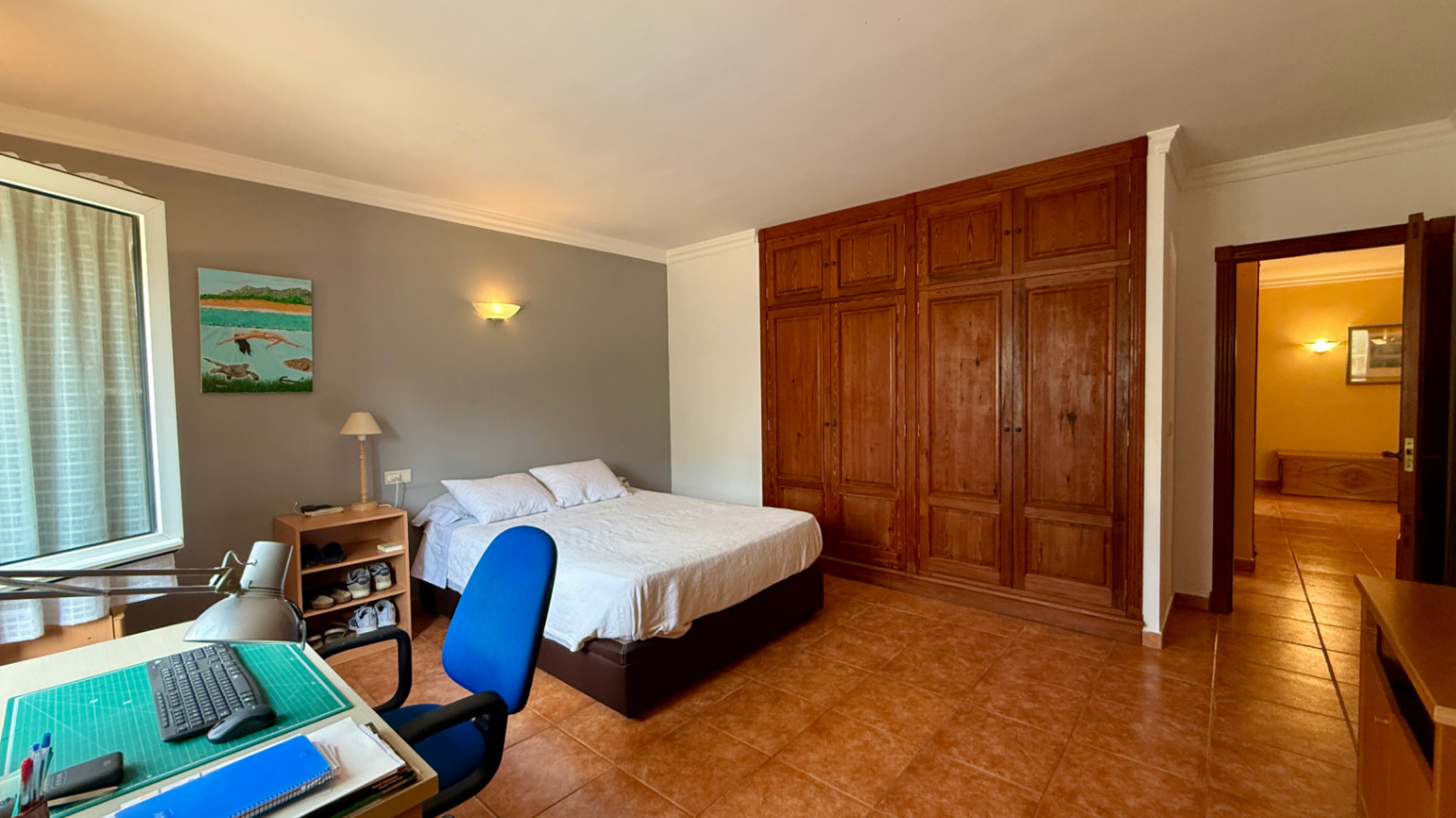 Ruim villa met zwembad, grote kelder en maximale privacy in Dénia Gelegen in een van de rustigste woonwijken van Dénia, combineert deze prachtige villa privacy, ruimte en een uitstekende verbinding met het stadscentrum. Gebouwd op een perceel van 811 m², omgeven door groen, biedt het een verzorgde en besloten omgeving, ideaal om te genieten van de rust zonder in te boeten op alle voorzieningen. De woning beschikt over vier slaapkamers, verdeeld over twee verdiepingen, en ruime, lichte ruimtes die zijn ontworpen voor dagelijks comfort. De keuken, van royale afmetingen, functioneert ook als eetkamer en ontvangt veel natuurlijk licht dankzij de grote ramen. Op de bovenverdieping bevindt zich een aparte kantoorruimte en de hoofdsuite, die beschikt over een eigen badkamer, inloopkast en balkon. Buiten steekt een mooie tuin met eigen bronirrigatie, een zwembad van 9 x 5 meter dat perfect in de omgeving is geïntegreerd, een zomerkeuken en een ruime glazen veranda met open haard, perfect om het hele jaar door van te genieten. De woning beschikt ook over een overdekte garage en ruime buitenruimtes. Een van de grootste aantrekkingskrachten van deze villa is de grote kelder die volledig is ingericht, droog en met uitstekende natuurlijke ventilatie, een zeer veelzijdige ruimte die momenteel een fitnessruimte, speelruimte en biljart bevat, en bovendien de mogelijkheid biedt om een sauna te installeren. De woning is uitgerust met airconditioning in de woonkamer en slaapkamers, een fotovoltaïsche installatie van meer dan 6 kW, alarmsysteem, veiligheidssloten, ramen met inbraakbescherming in verschillende ruimtes, horren, aparte wasruimte, osmosewater in de keuken, een olieopslag van 1.000 liter, aansluiting op het riolering en een compleet drainsysteem dat de kelder beschermt tegen vocht. Een eigendom van uitstekende constructkwaliteit, met ruime binnen- en buitenruimtes, ideaal als permanente woning of om het hele jaar van de Costa Blanca te genieten.