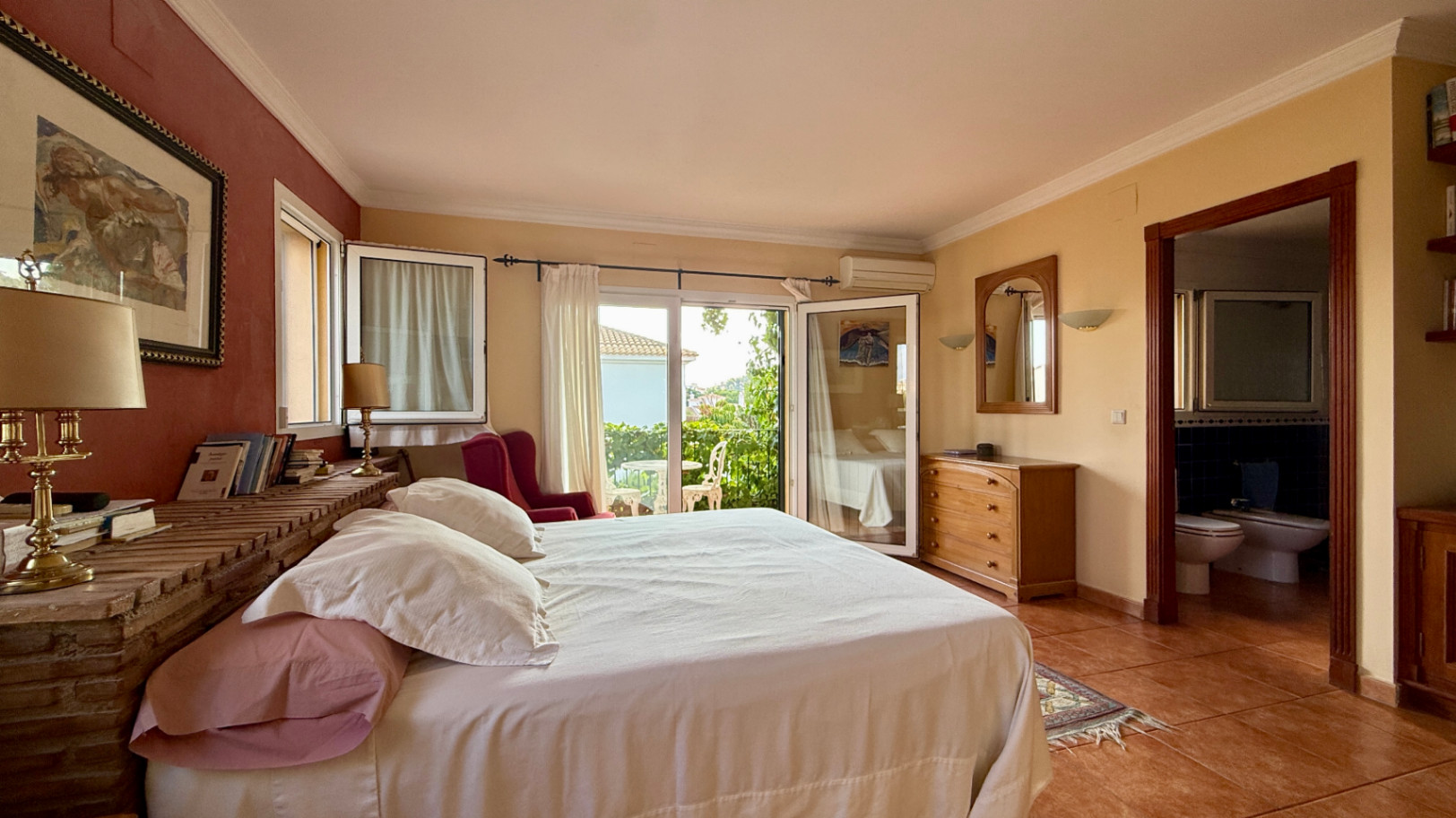 Ruim villa met zwembad, grote kelder en maximale privacy in Dénia Gelegen in een van de rustigste woonwijken van Dénia, combineert deze prachtige villa privacy, ruimte en een uitstekende verbinding met het stadscentrum. Gebouwd op een perceel van 811 m², omgeven door groen, biedt het een verzorgde en besloten omgeving, ideaal om te genieten van de rust zonder in te boeten op alle voorzieningen. De woning beschikt over vier slaapkamers, verdeeld over twee verdiepingen, en ruime, lichte ruimtes die zijn ontworpen voor dagelijks comfort. De keuken, van royale afmetingen, functioneert ook als eetkamer en ontvangt veel natuurlijk licht dankzij de grote ramen. Op de bovenverdieping bevindt zich een aparte kantoorruimte en de hoofdsuite, die beschikt over een eigen badkamer, inloopkast en balkon. Buiten steekt een mooie tuin met eigen bronirrigatie, een zwembad van 9 x 5 meter dat perfect in de omgeving is geïntegreerd, een zomerkeuken en een ruime glazen veranda met open haard, perfect om het hele jaar door van te genieten. De woning beschikt ook over een overdekte garage en ruime buitenruimtes. Een van de grootste aantrekkingskrachten van deze villa is de grote kelder die volledig is ingericht, droog en met uitstekende natuurlijke ventilatie, een zeer veelzijdige ruimte die momenteel een fitnessruimte, speelruimte en biljart bevat, en bovendien de mogelijkheid biedt om een sauna te installeren. De woning is uitgerust met airconditioning in de woonkamer en slaapkamers, een fotovoltaïsche installatie van meer dan 6 kW, alarmsysteem, veiligheidssloten, ramen met inbraakbescherming in verschillende ruimtes, horren, aparte wasruimte, osmosewater in de keuken, een olieopslag van 1.000 liter, aansluiting op het riolering en een compleet drainsysteem dat de kelder beschermt tegen vocht. Een eigendom van uitstekende constructkwaliteit, met ruime binnen- en buitenruimtes, ideaal als permanente woning of om het hele jaar van de Costa Blanca te genieten.