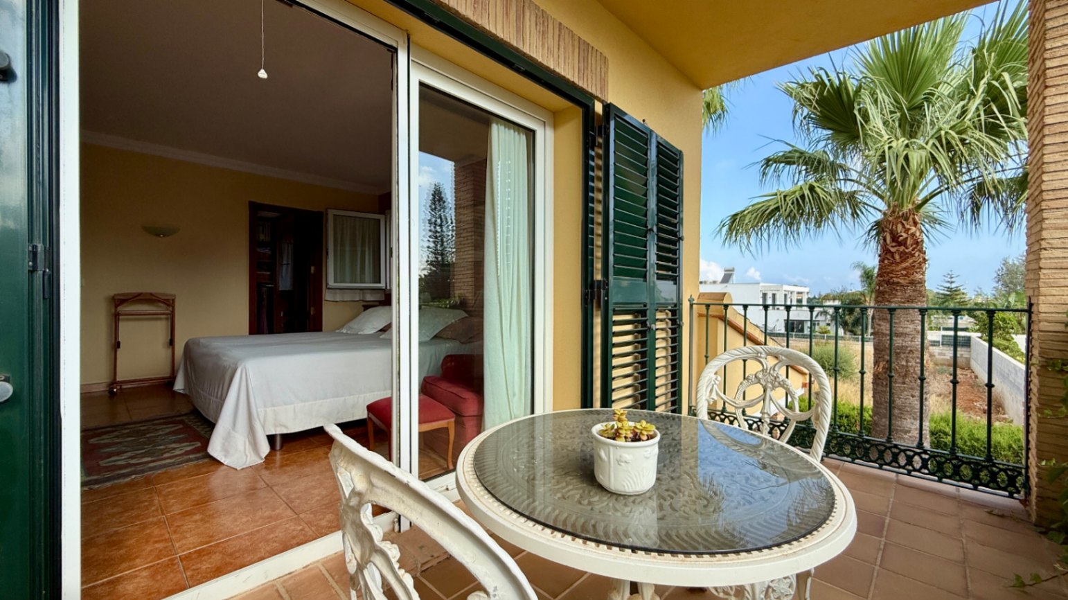 Ruim villa met zwembad, grote kelder en maximale privacy in Dénia Gelegen in een van de rustigste woonwijken van Dénia, combineert deze prachtige villa privacy, ruimte en een uitstekende verbinding met het stadscentrum. Gebouwd op een perceel van 811 m², omgeven door groen, biedt het een verzorgde en besloten omgeving, ideaal om te genieten van de rust zonder in te boeten op alle voorzieningen. De woning beschikt over vier slaapkamers, verdeeld over twee verdiepingen, en ruime, lichte ruimtes die zijn ontworpen voor dagelijks comfort. De keuken, van royale afmetingen, functioneert ook als eetkamer en ontvangt veel natuurlijk licht dankzij de grote ramen. Op de bovenverdieping bevindt zich een aparte kantoorruimte en de hoofdsuite, die beschikt over een eigen badkamer, inloopkast en balkon. Buiten steekt een mooie tuin met eigen bronirrigatie, een zwembad van 9 x 5 meter dat perfect in de omgeving is geïntegreerd, een zomerkeuken en een ruime glazen veranda met open haard, perfect om het hele jaar door van te genieten. De woning beschikt ook over een overdekte garage en ruime buitenruimtes. Een van de grootste aantrekkingskrachten van deze villa is de grote kelder die volledig is ingericht, droog en met uitstekende natuurlijke ventilatie, een zeer veelzijdige ruimte die momenteel een fitnessruimte, speelruimte en biljart bevat, en bovendien de mogelijkheid biedt om een sauna te installeren. De woning is uitgerust met airconditioning in de woonkamer en slaapkamers, een fotovoltaïsche installatie van meer dan 6 kW, alarmsysteem, veiligheidssloten, ramen met inbraakbescherming in verschillende ruimtes, horren, aparte wasruimte, osmosewater in de keuken, een olieopslag van 1.000 liter, aansluiting op het riolering en een compleet drainsysteem dat de kelder beschermt tegen vocht. Een eigendom van uitstekende constructkwaliteit, met ruime binnen- en buitenruimtes, ideaal als permanente woning of om het hele jaar van de Costa Blanca te genieten.