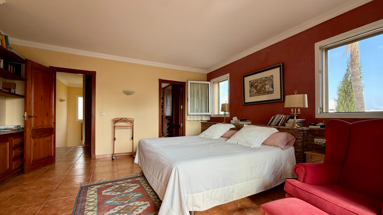 Ruim villa met zwembad, grote kelder en maximale privacy in Dénia Gelegen in een van de rustigste woonwijken van Dénia, combineert deze prachtige villa privacy, ruimte en een uitstekende verbinding met het stadscentrum. Gebouwd op een perceel van 811 m², omgeven door groen, biedt het een verzorgde en besloten omgeving, ideaal om te genieten van de rust zonder in te boeten op alle voorzieningen. De woning beschikt over vier slaapkamers, verdeeld over twee verdiepingen, en ruime, lichte ruimtes die zijn ontworpen voor dagelijks comfort. De keuken, van royale afmetingen, functioneert ook als eetkamer en ontvangt veel natuurlijk licht dankzij de grote ramen. Op de bovenverdieping bevindt zich een aparte kantoorruimte en de hoofdsuite, die beschikt over een eigen badkamer, inloopkast en balkon. Buiten steekt een mooie tuin met eigen bronirrigatie, een zwembad van 9 x 5 meter dat perfect in de omgeving is geïntegreerd, een zomerkeuken en een ruime glazen veranda met open haard, perfect om het hele jaar door van te genieten. De woning beschikt ook over een overdekte garage en ruime buitenruimtes. Een van de grootste aantrekkingskrachten van deze villa is de grote kelder die volledig is ingericht, droog en met uitstekende natuurlijke ventilatie, een zeer veelzijdige ruimte die momenteel een fitnessruimte, speelruimte en biljart bevat, en bovendien de mogelijkheid biedt om een sauna te installeren. De woning is uitgerust met airconditioning in de woonkamer en slaapkamers, een fotovoltaïsche installatie van meer dan 6 kW, alarmsysteem, veiligheidssloten, ramen met inbraakbescherming in verschillende ruimtes, horren, aparte wasruimte, osmosewater in de keuken, een olieopslag van 1.000 liter, aansluiting op het riolering en een compleet drainsysteem dat de kelder beschermt tegen vocht. Een eigendom van uitstekende constructkwaliteit, met ruime binnen- en buitenruimtes, ideaal als permanente woning of om het hele jaar van de Costa Blanca te genieten.