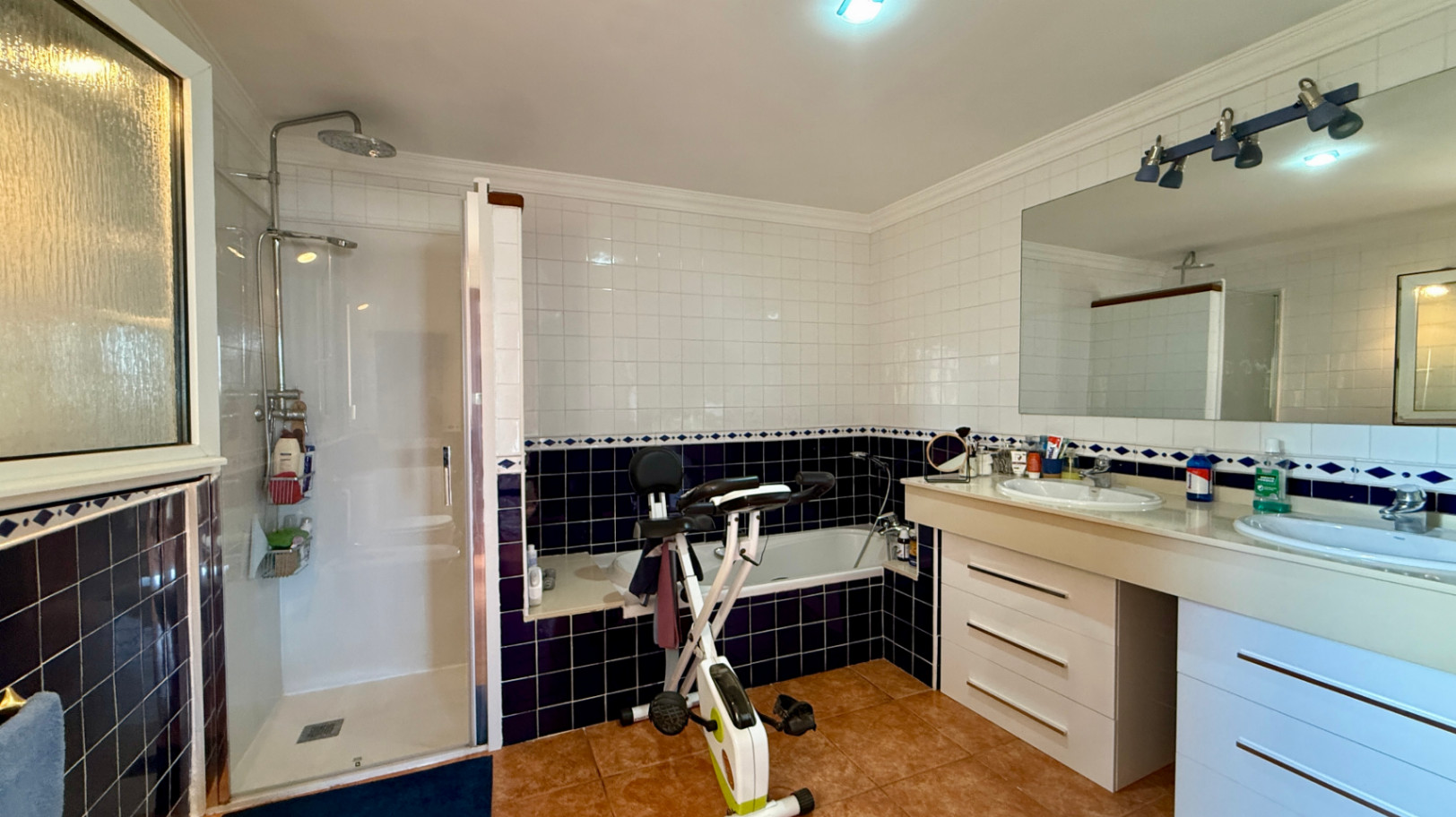 Ruim villa met zwembad, grote kelder en maximale privacy in Dénia Gelegen in een van de rustigste woonwijken van Dénia, combineert deze prachtige villa privacy, ruimte en een uitstekende verbinding met het stadscentrum. Gebouwd op een perceel van 811 m², omgeven door groen, biedt het een verzorgde en besloten omgeving, ideaal om te genieten van de rust zonder in te boeten op alle voorzieningen. De woning beschikt over vier slaapkamers, verdeeld over twee verdiepingen, en ruime, lichte ruimtes die zijn ontworpen voor dagelijks comfort. De keuken, van royale afmetingen, functioneert ook als eetkamer en ontvangt veel natuurlijk licht dankzij de grote ramen. Op de bovenverdieping bevindt zich een aparte kantoorruimte en de hoofdsuite, die beschikt over een eigen badkamer, inloopkast en balkon. Buiten steekt een mooie tuin met eigen bronirrigatie, een zwembad van 9 x 5 meter dat perfect in de omgeving is geïntegreerd, een zomerkeuken en een ruime glazen veranda met open haard, perfect om het hele jaar door van te genieten. De woning beschikt ook over een overdekte garage en ruime buitenruimtes. Een van de grootste aantrekkingskrachten van deze villa is de grote kelder die volledig is ingericht, droog en met uitstekende natuurlijke ventilatie, een zeer veelzijdige ruimte die momenteel een fitnessruimte, speelruimte en biljart bevat, en bovendien de mogelijkheid biedt om een sauna te installeren. De woning is uitgerust met airconditioning in de woonkamer en slaapkamers, een fotovoltaïsche installatie van meer dan 6 kW, alarmsysteem, veiligheidssloten, ramen met inbraakbescherming in verschillende ruimtes, horren, aparte wasruimte, osmosewater in de keuken, een olieopslag van 1.000 liter, aansluiting op het riolering en een compleet drainsysteem dat de kelder beschermt tegen vocht. Een eigendom van uitstekende constructkwaliteit, met ruime binnen- en buitenruimtes, ideaal als permanente woning of om het hele jaar van de Costa Blanca te genieten.