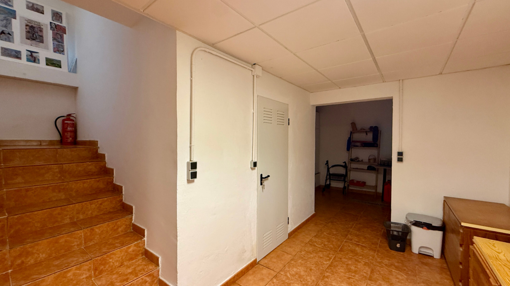Ruim villa met zwembad, grote kelder en maximale privacy in Dénia Gelegen in een van de rustigste woonwijken van Dénia, combineert deze prachtige villa privacy, ruimte en een uitstekende verbinding met het stadscentrum. Gebouwd op een perceel van 811 m², omgeven door groen, biedt het een verzorgde en besloten omgeving, ideaal om te genieten van de rust zonder in te boeten op alle voorzieningen. De woning beschikt over vier slaapkamers, verdeeld over twee verdiepingen, en ruime, lichte ruimtes die zijn ontworpen voor dagelijks comfort. De keuken, van royale afmetingen, functioneert ook als eetkamer en ontvangt veel natuurlijk licht dankzij de grote ramen. Op de bovenverdieping bevindt zich een aparte kantoorruimte en de hoofdsuite, die beschikt over een eigen badkamer, inloopkast en balkon. Buiten steekt een mooie tuin met eigen bronirrigatie, een zwembad van 9 x 5 meter dat perfect in de omgeving is geïntegreerd, een zomerkeuken en een ruime glazen veranda met open haard, perfect om het hele jaar door van te genieten. De woning beschikt ook over een overdekte garage en ruime buitenruimtes. Een van de grootste aantrekkingskrachten van deze villa is de grote kelder die volledig is ingericht, droog en met uitstekende natuurlijke ventilatie, een zeer veelzijdige ruimte die momenteel een fitnessruimte, speelruimte en biljart bevat, en bovendien de mogelijkheid biedt om een sauna te installeren. De woning is uitgerust met airconditioning in de woonkamer en slaapkamers, een fotovoltaïsche installatie van meer dan 6 kW, alarmsysteem, veiligheidssloten, ramen met inbraakbescherming in verschillende ruimtes, horren, aparte wasruimte, osmosewater in de keuken, een olieopslag van 1.000 liter, aansluiting op het riolering en een compleet drainsysteem dat de kelder beschermt tegen vocht. Een eigendom van uitstekende constructkwaliteit, met ruime binnen- en buitenruimtes, ideaal als permanente woning of om het hele jaar van de Costa Blanca te genieten.