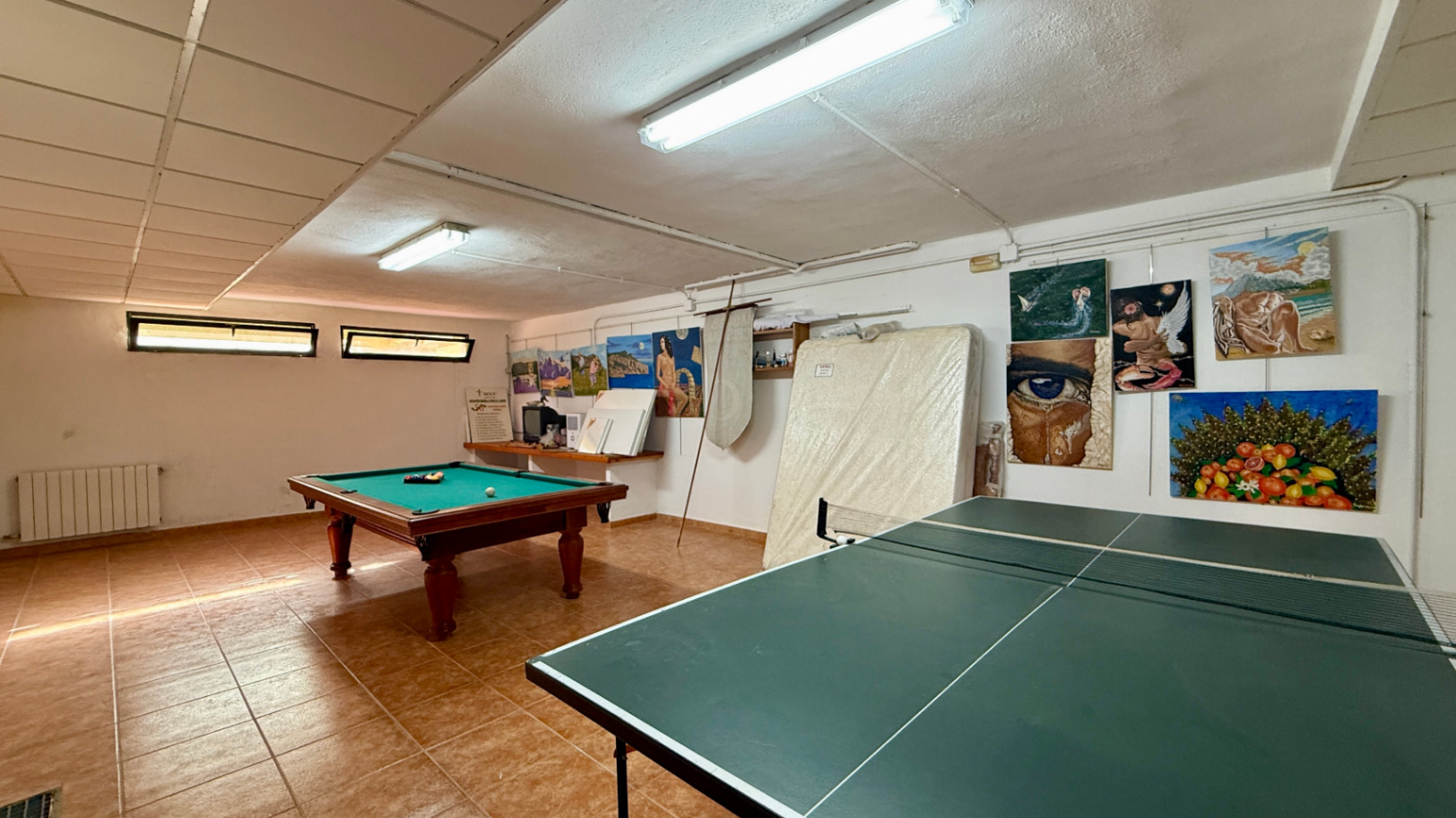 Ruim villa met zwembad, grote kelder en maximale privacy in Dénia Gelegen in een van de rustigste woonwijken van Dénia, combineert deze prachtige villa privacy, ruimte en een uitstekende verbinding met het stadscentrum. Gebouwd op een perceel van 811 m², omgeven door groen, biedt het een verzorgde en besloten omgeving, ideaal om te genieten van de rust zonder in te boeten op alle voorzieningen. De woning beschikt over vier slaapkamers, verdeeld over twee verdiepingen, en ruime, lichte ruimtes die zijn ontworpen voor dagelijks comfort. De keuken, van royale afmetingen, functioneert ook als eetkamer en ontvangt veel natuurlijk licht dankzij de grote ramen. Op de bovenverdieping bevindt zich een aparte kantoorruimte en de hoofdsuite, die beschikt over een eigen badkamer, inloopkast en balkon. Buiten steekt een mooie tuin met eigen bronirrigatie, een zwembad van 9 x 5 meter dat perfect in de omgeving is geïntegreerd, een zomerkeuken en een ruime glazen veranda met open haard, perfect om het hele jaar door van te genieten. De woning beschikt ook over een overdekte garage en ruime buitenruimtes. Een van de grootste aantrekkingskrachten van deze villa is de grote kelder die volledig is ingericht, droog en met uitstekende natuurlijke ventilatie, een zeer veelzijdige ruimte die momenteel een fitnessruimte, speelruimte en biljart bevat, en bovendien de mogelijkheid biedt om een sauna te installeren. De woning is uitgerust met airconditioning in de woonkamer en slaapkamers, een fotovoltaïsche installatie van meer dan 6 kW, alarmsysteem, veiligheidssloten, ramen met inbraakbescherming in verschillende ruimtes, horren, aparte wasruimte, osmosewater in de keuken, een olieopslag van 1.000 liter, aansluiting op het riolering en een compleet drainsysteem dat de kelder beschermt tegen vocht. Een eigendom van uitstekende constructkwaliteit, met ruime binnen- en buitenruimtes, ideaal als permanente woning of om het hele jaar van de Costa Blanca te genieten.